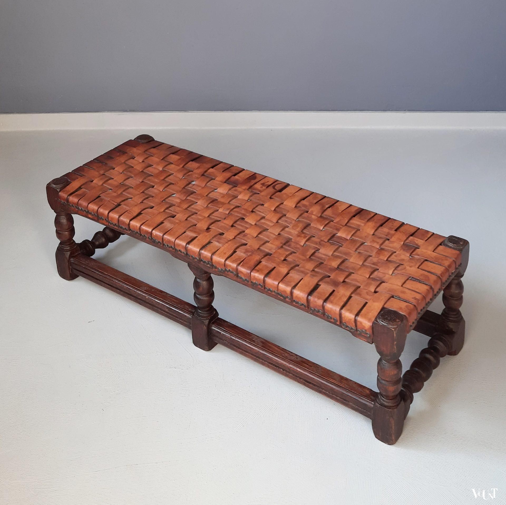 Antiek laag bankje met leren strips, rond 1900