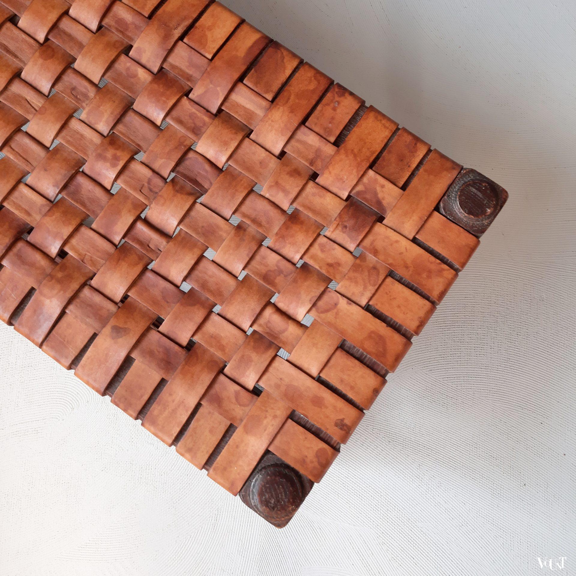 Antiek laag bankje met leren strips, rond 1900