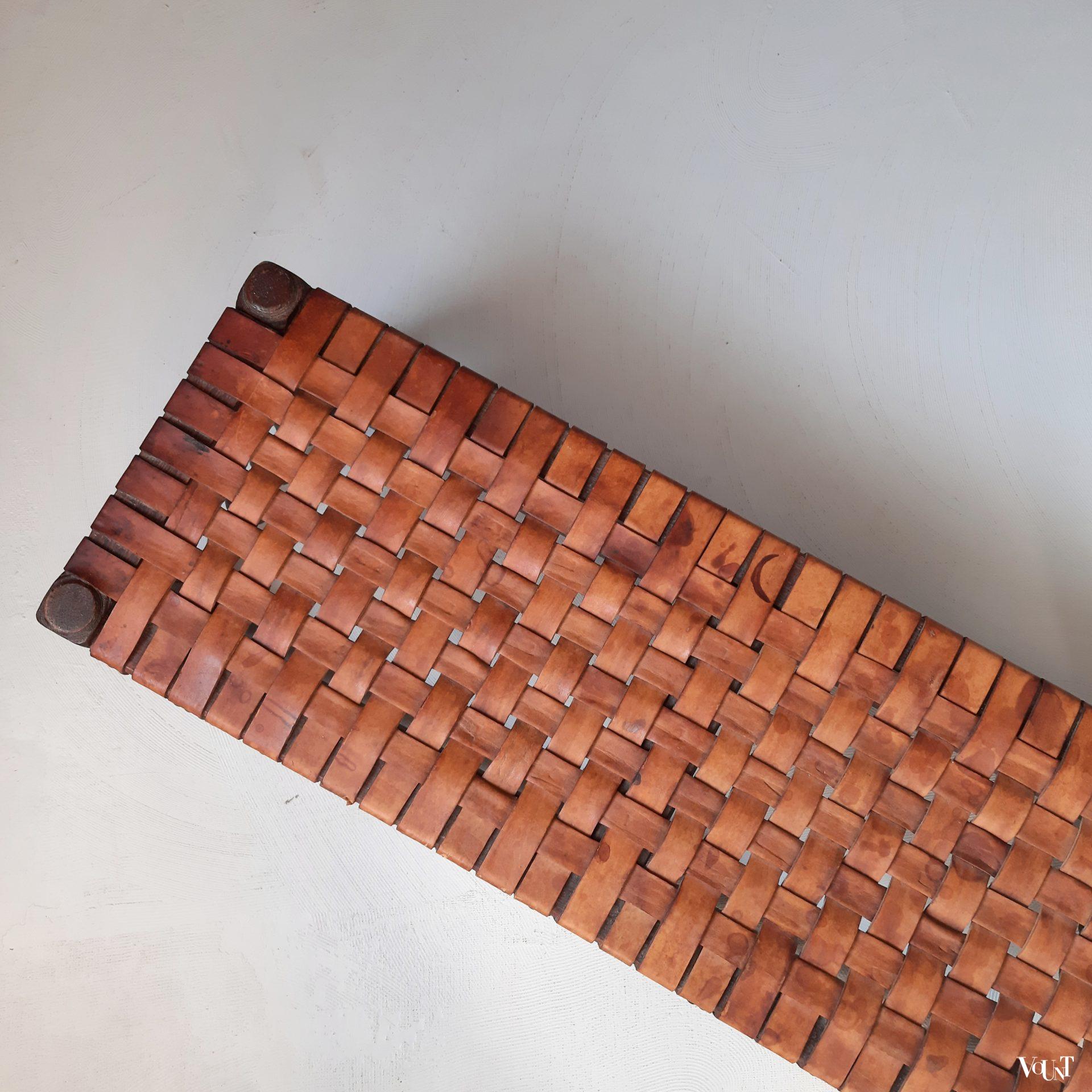 Antiek laag bankje met leren strips, rond 1900