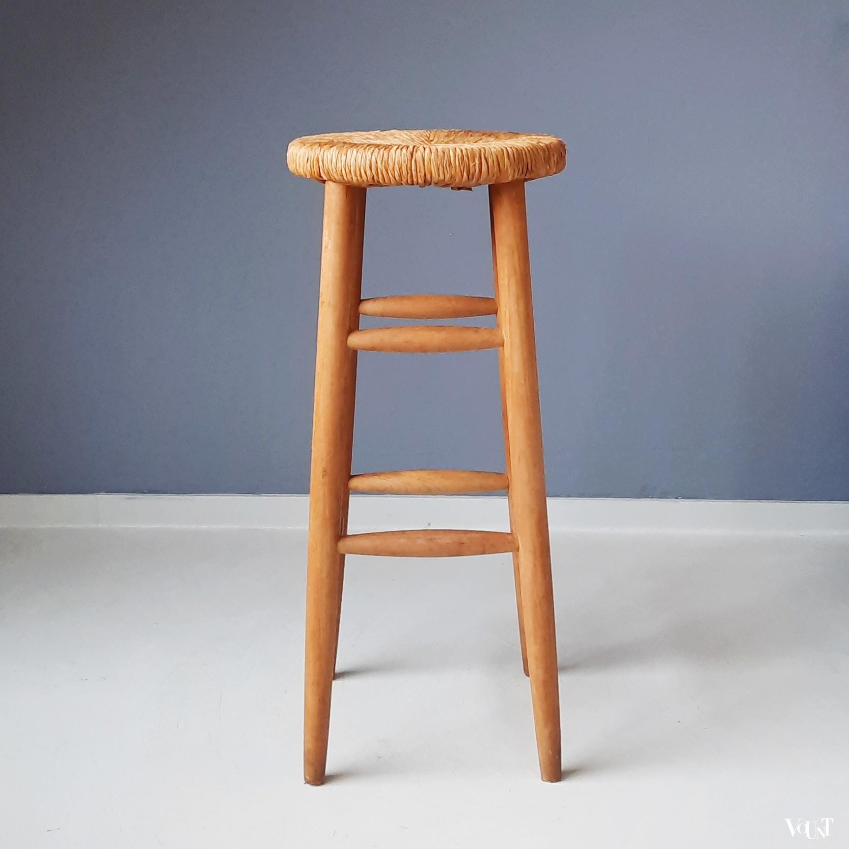 Hoge houten kruk met ronde biezen zitting, jaren '60/'70