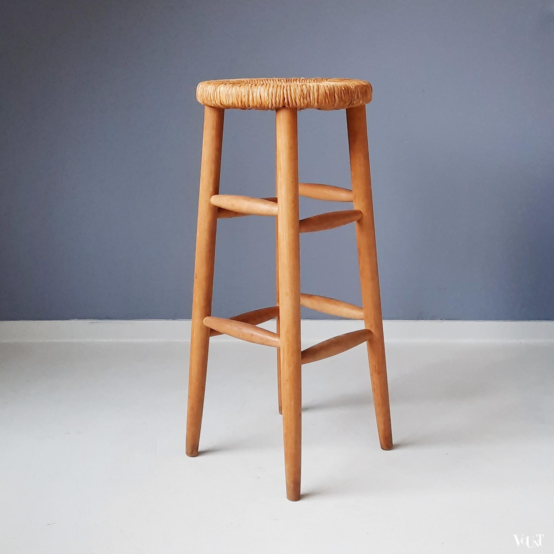 Hoge houten kruk met ronde biezen zitting, jaren '60/'70