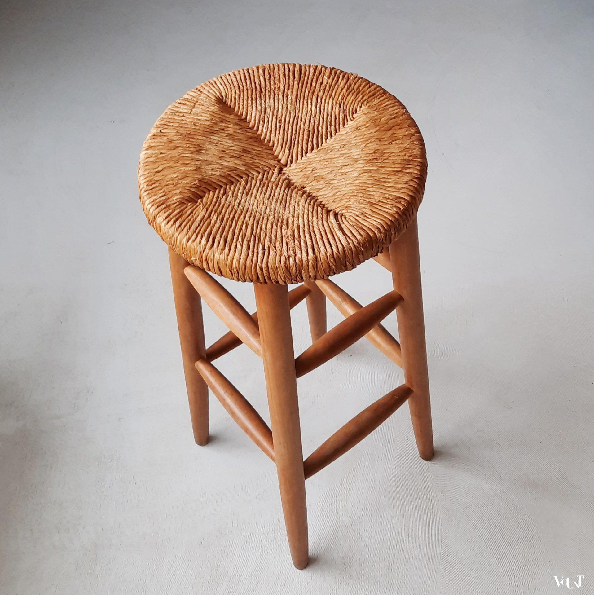 Hoge houten kruk met ronde biezen zitting, jaren '60/'70