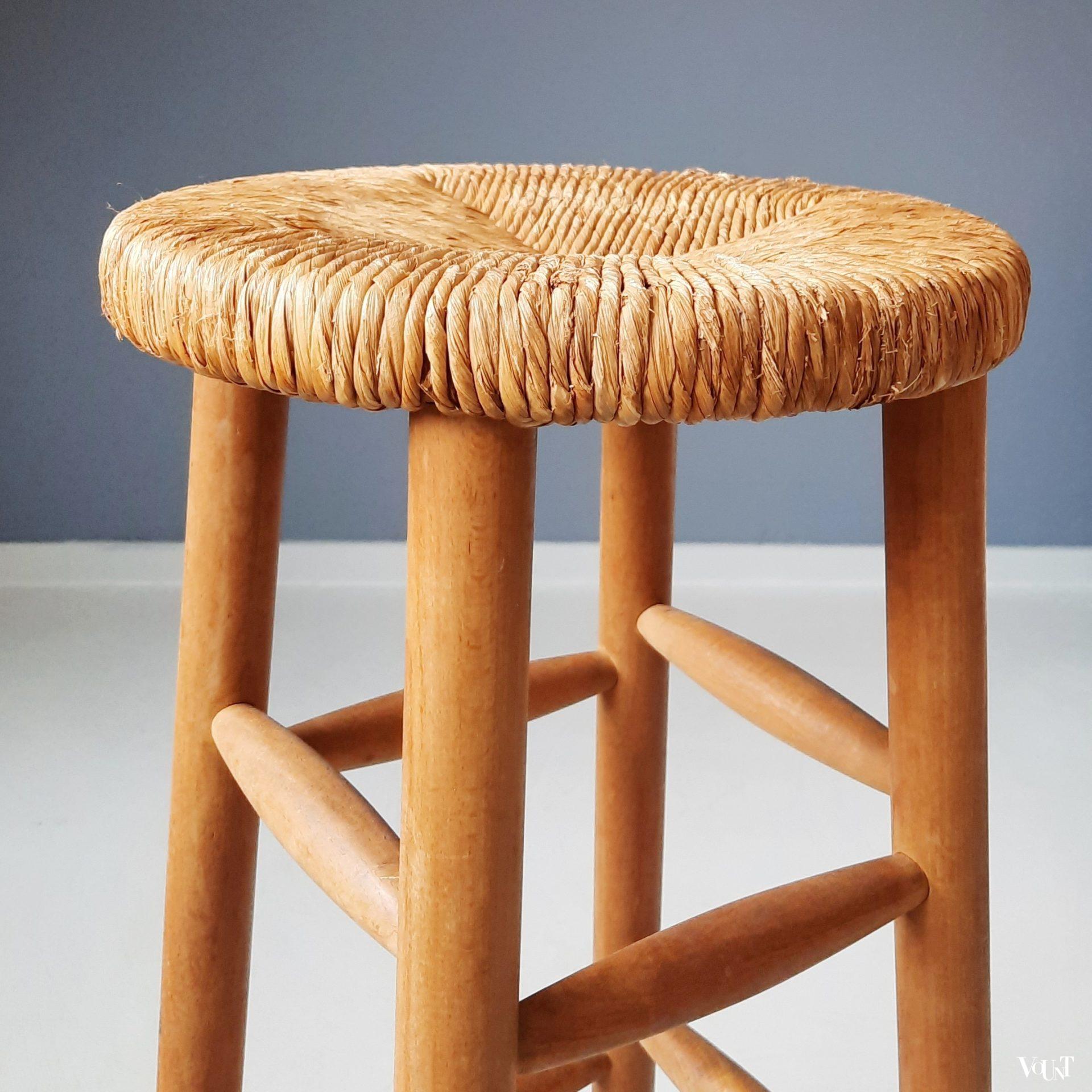 Hoge houten kruk met ronde biezen zitting, jaren '60/'70