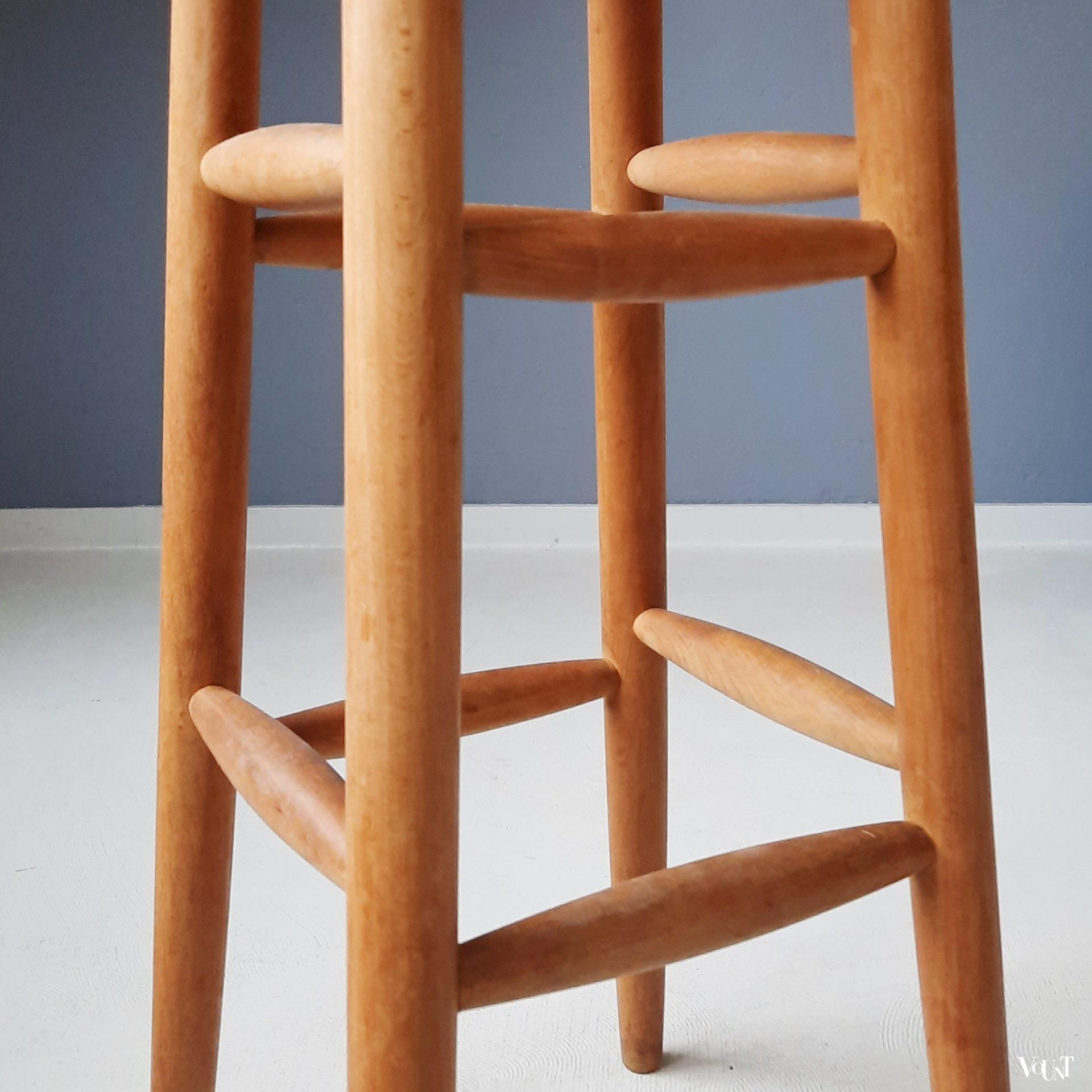 Hoge houten kruk met ronde biezen zitting, jaren '60/'70