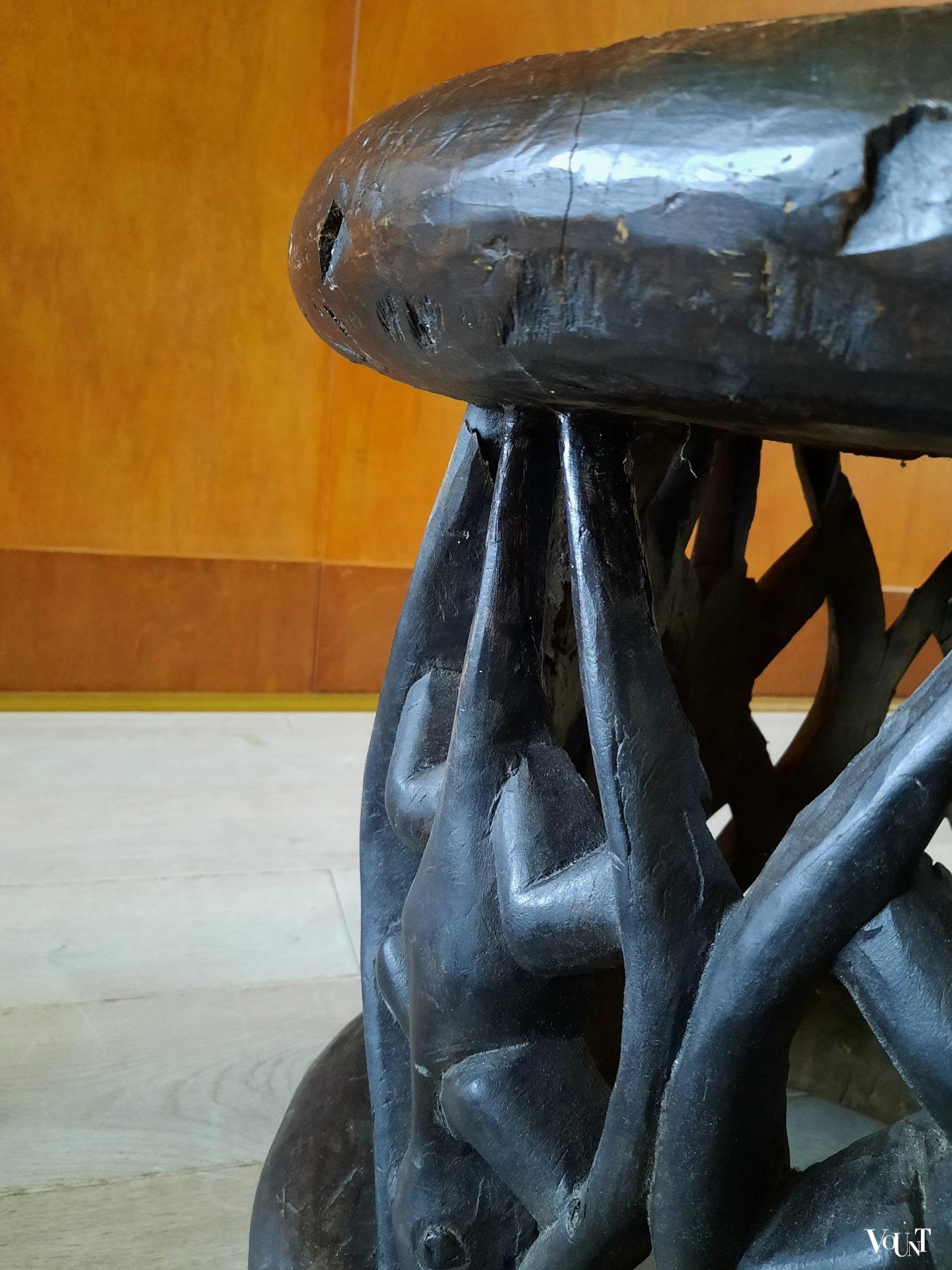 Bamileke kruk hagedissen / lizard stool, Kameroen, jaren '60/'70