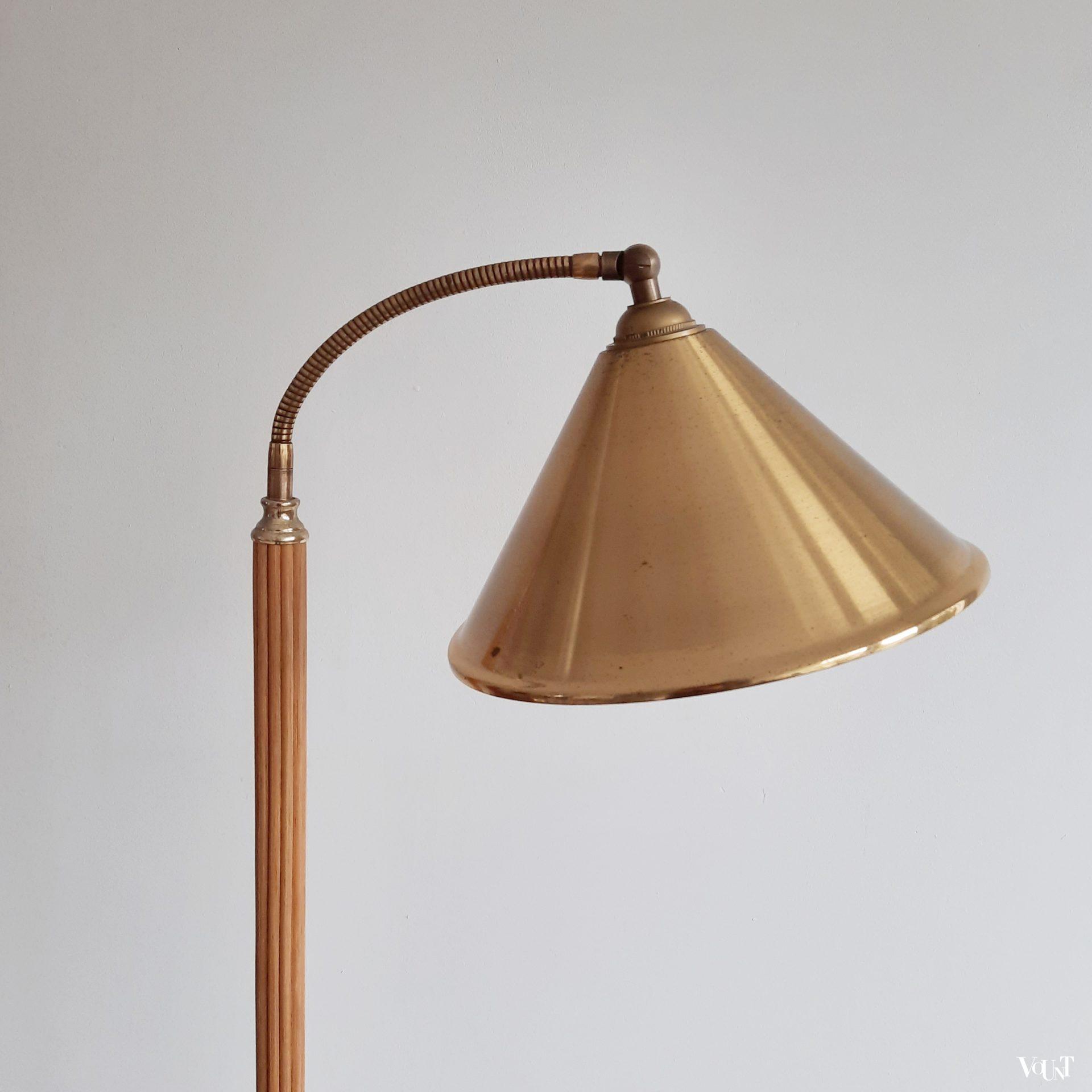Vloerlamp "pencil reed" rotan met messingkleurige kap, jaren '70