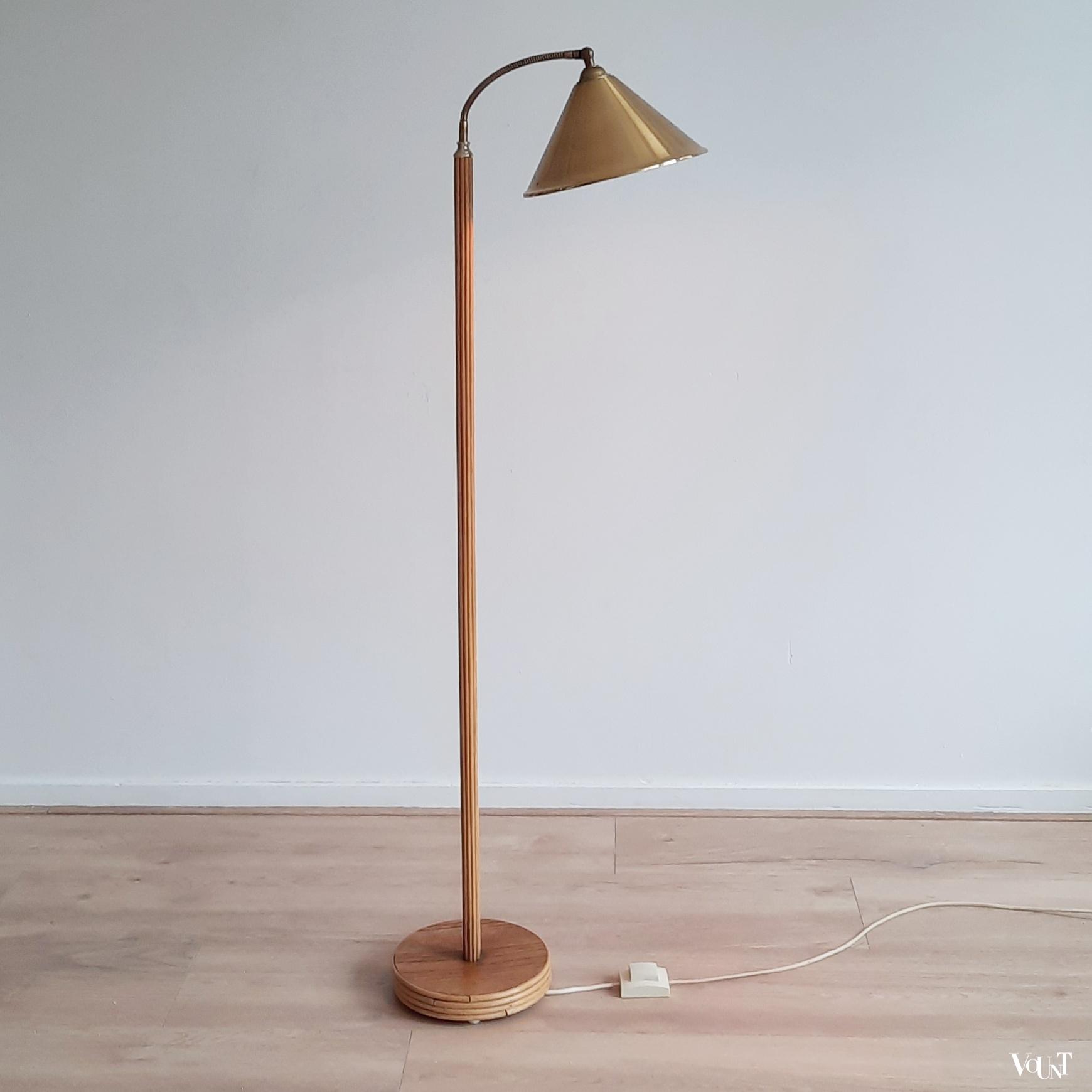 Vloerlamp "pencil reed" rotan met messingkleurige kap, jaren '70