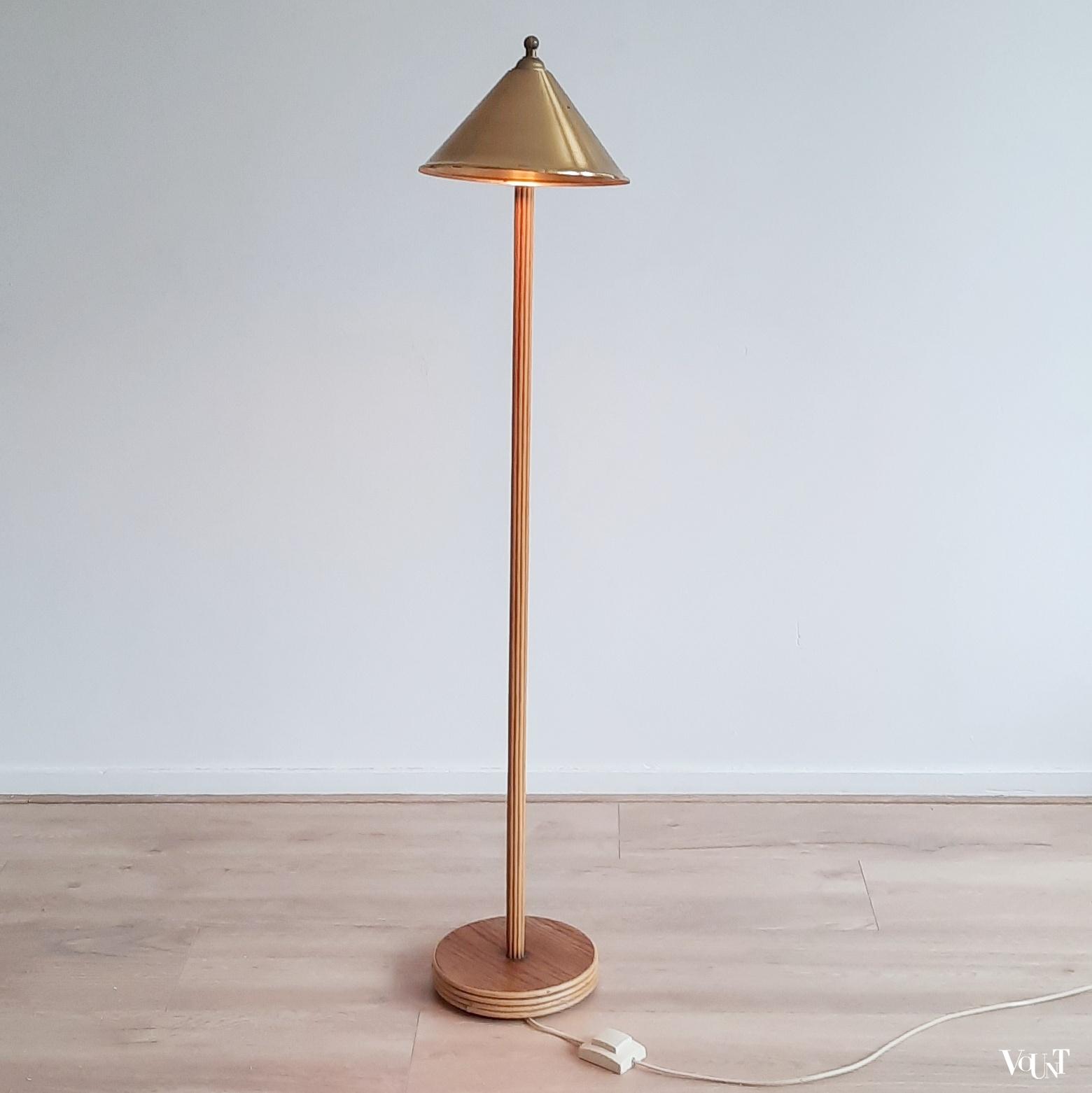 Vloerlamp "pencil reed" rotan met messingkleurige kap, jaren '70