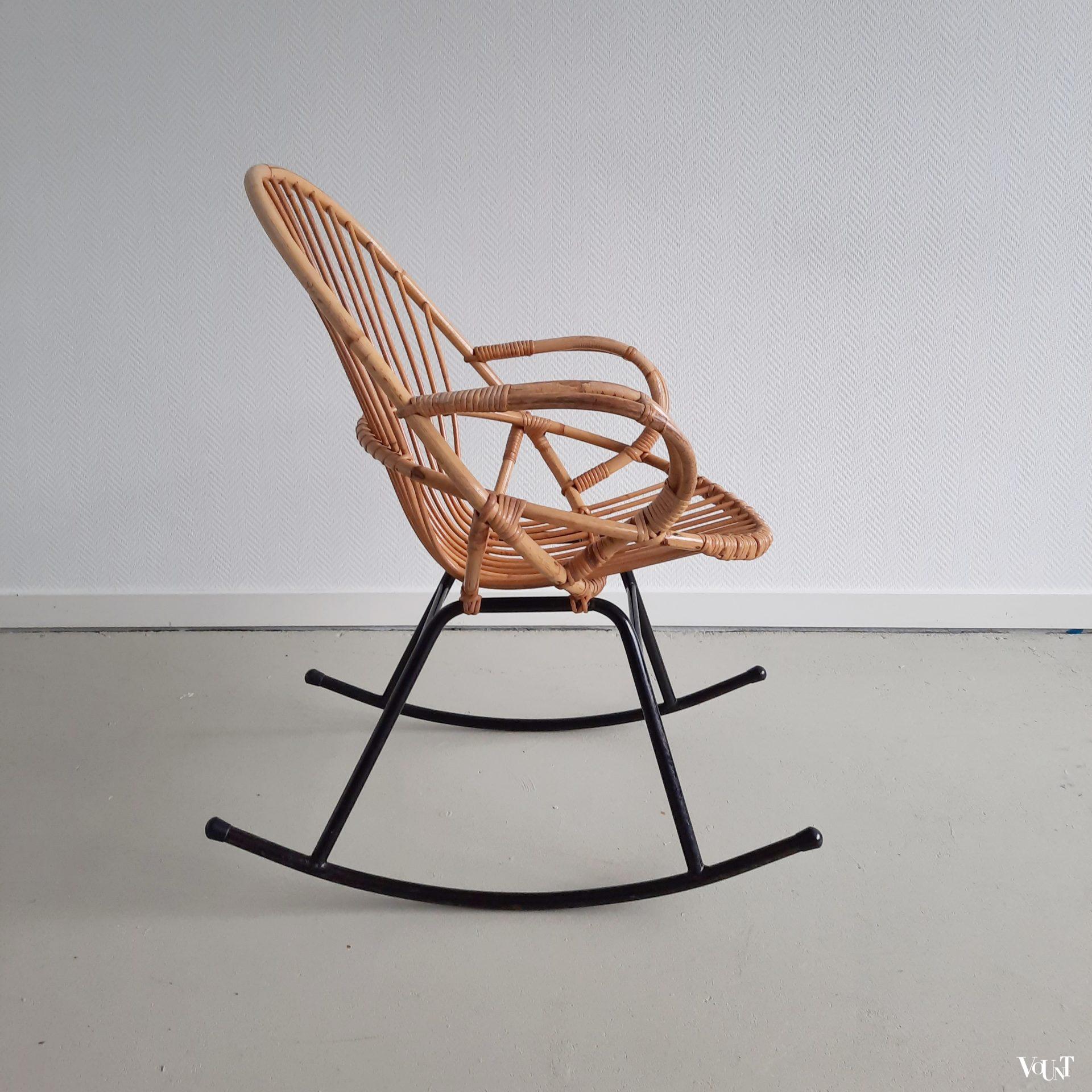 Kudde Wat mensen betreft speer Rotan schommelstoel met metalen frame, Rohé Noordwolde, jaren '60
