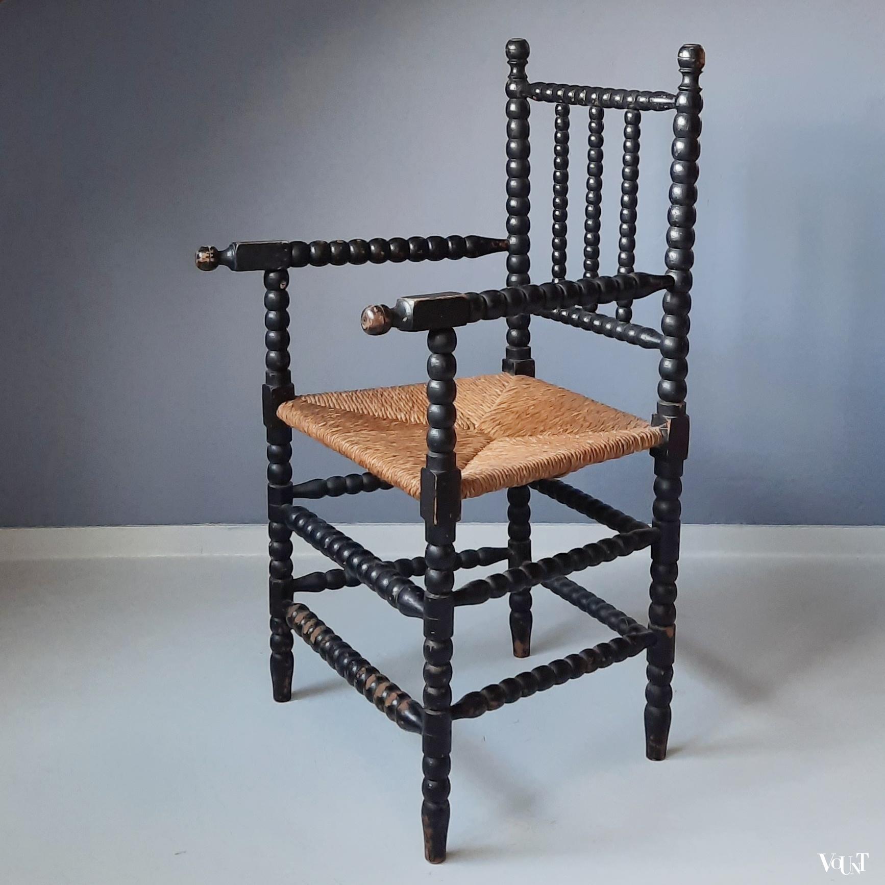 Zwarte knobbelstoel of bobbin chair, 1e helft 20e eeuw