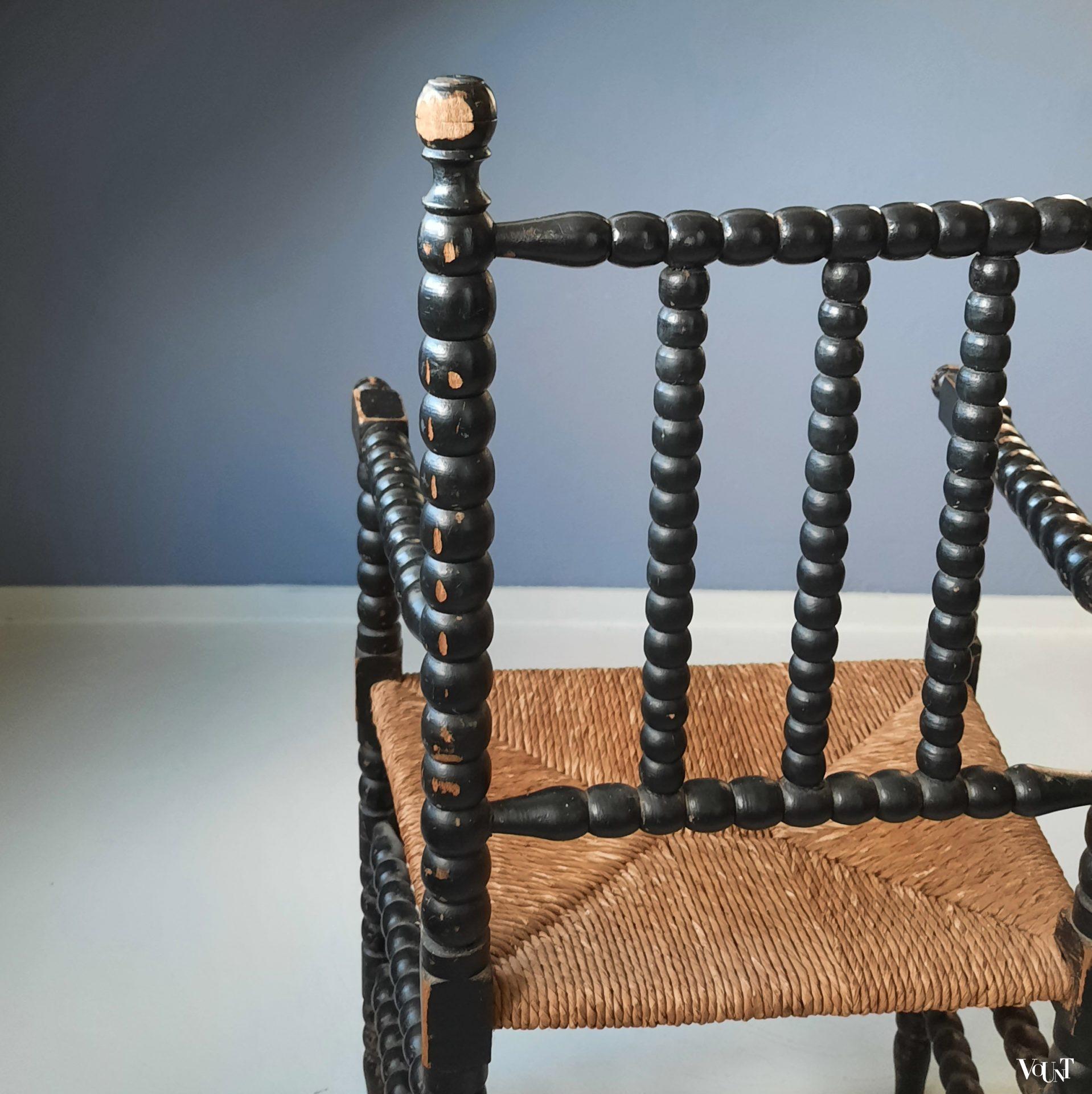 Zwarte knobbelstoel of bobbin chair, 1e helft 20e eeuw