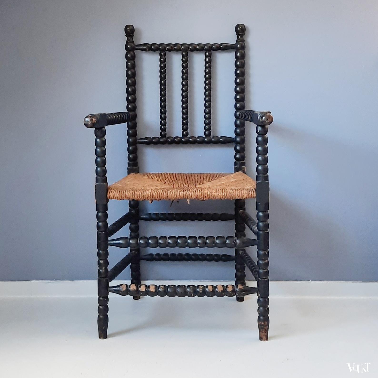 Zwarte knobbelstoel of bobbin chair, 1e helft 20e eeuw