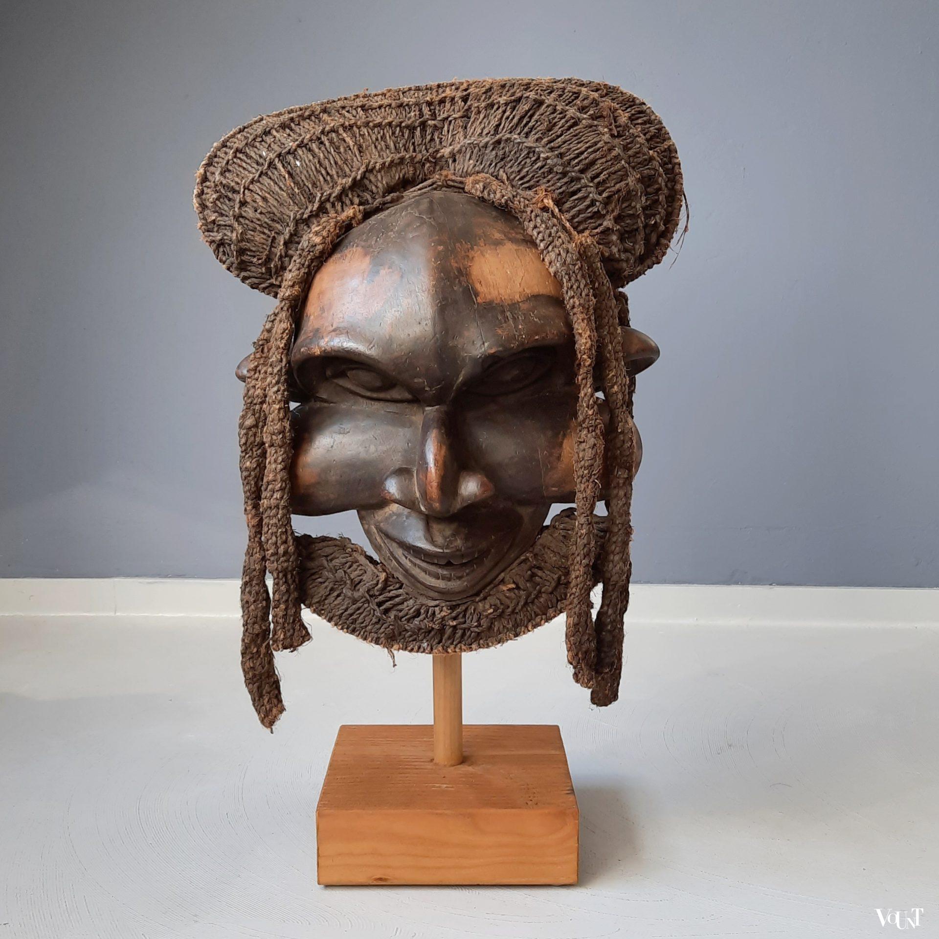 Groot houten masker op standaard, Bamileke, Kameroen, jaren '60