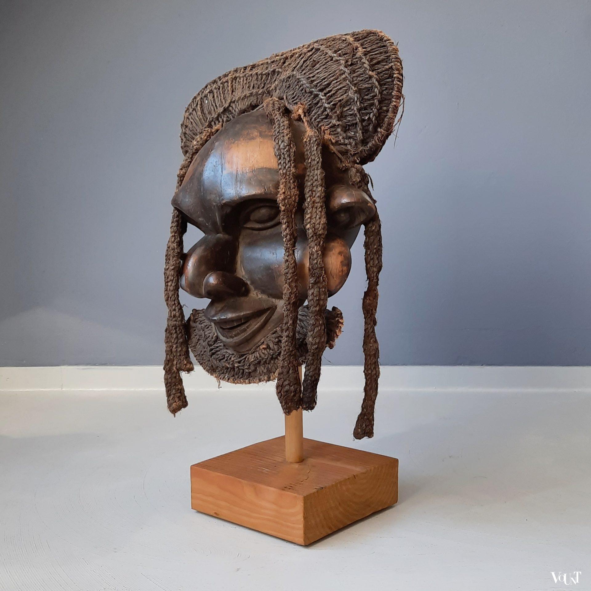 Groot houten masker op standaard, Bamileke, Kameroen, jaren '60