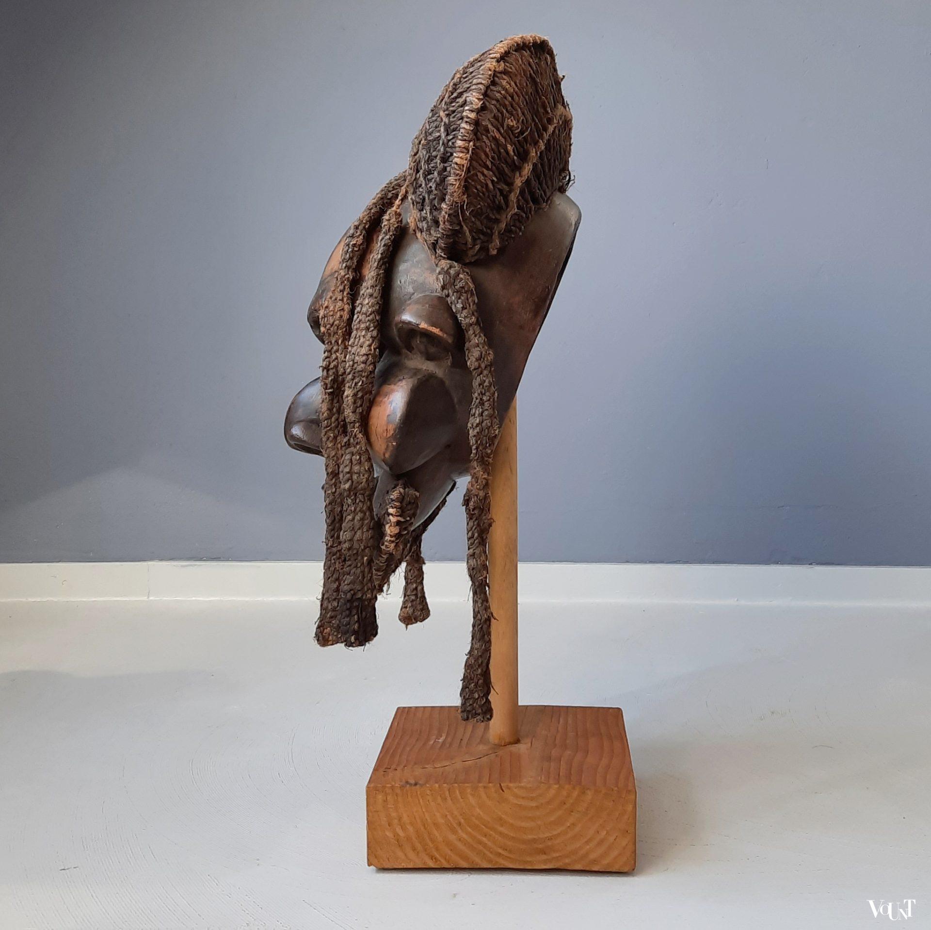 Groot houten masker op standaard, Bamileke, Kameroen, jaren '60