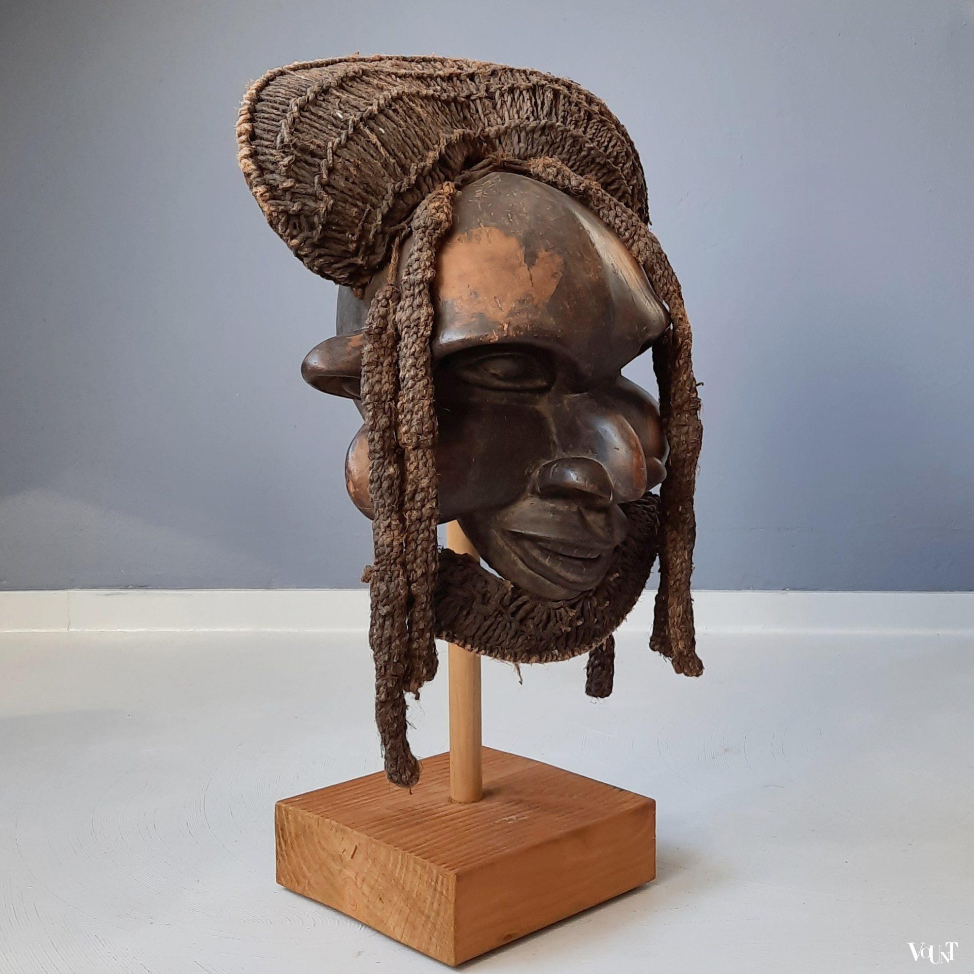 Groot houten masker op standaard, Bamileke, Kameroen, jaren '60