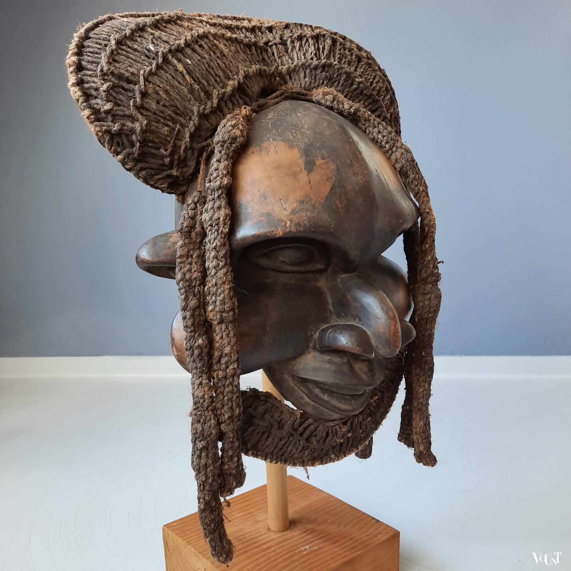 Groot houten masker op standaard, Bamileke, Kameroen, jaren '60
