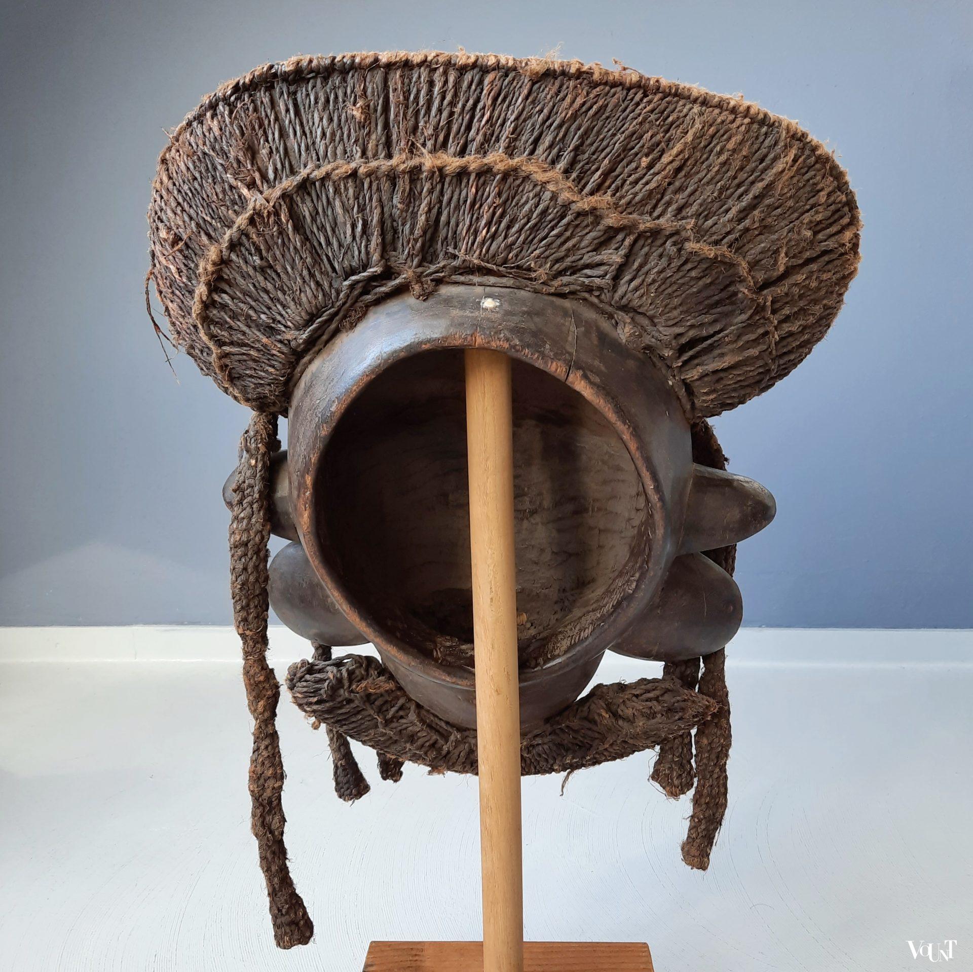 Groot houten masker op standaard, Bamileke, Kameroen, jaren '60