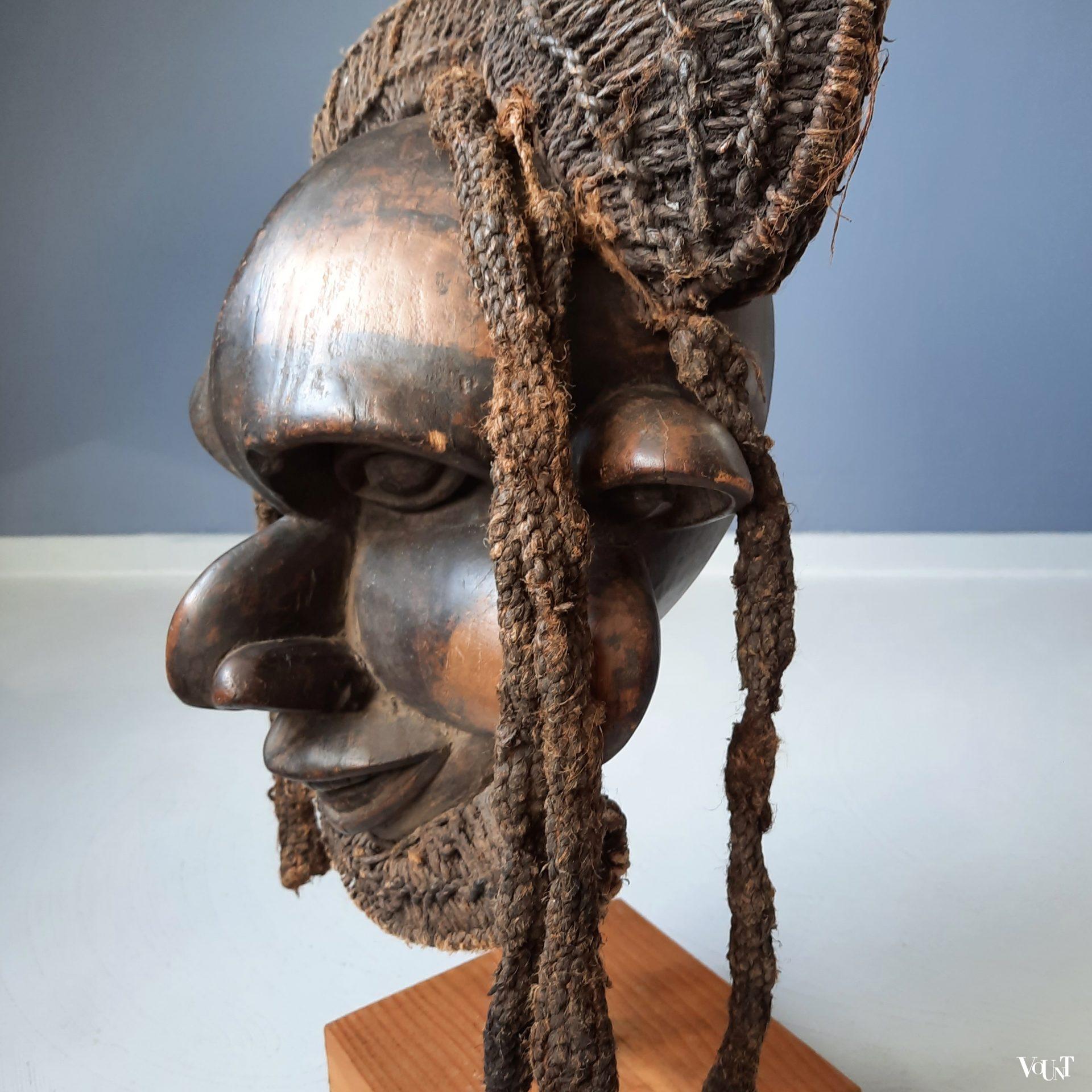 Groot houten masker op standaard, Bamileke, Kameroen, jaren '60