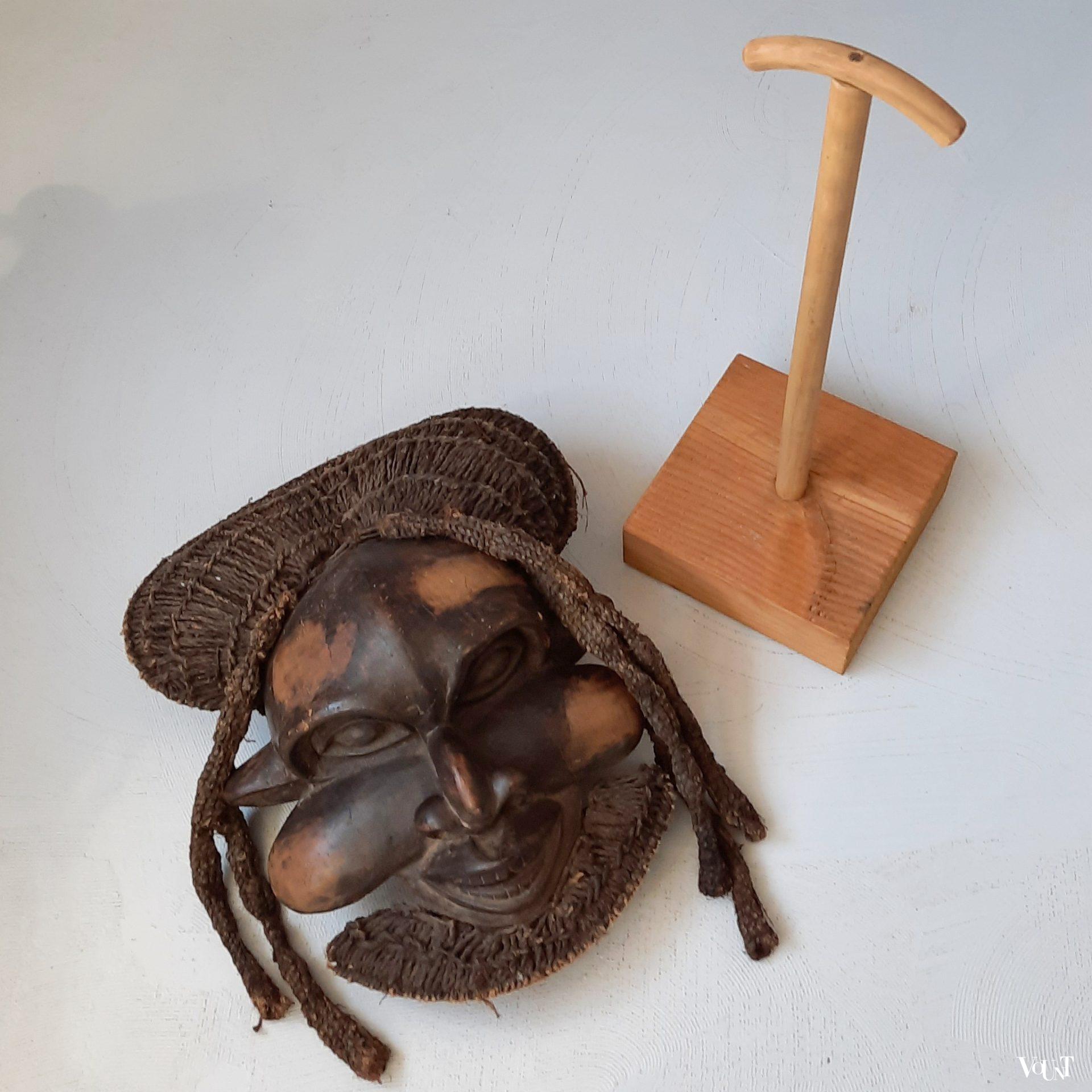 Groot houten masker op standaard, Bamileke, Kameroen, jaren '60
