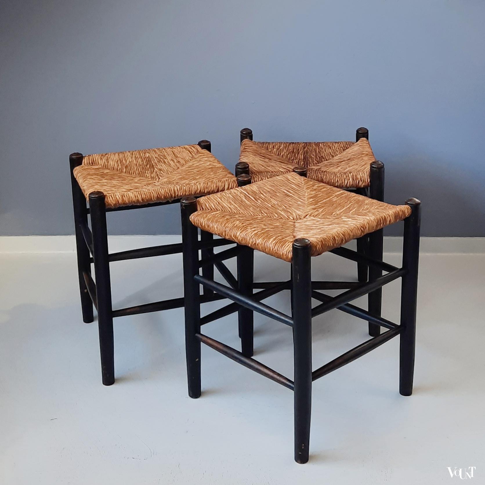 Set van 3 zwarte houten krukken met biezen zitting, jaren '60