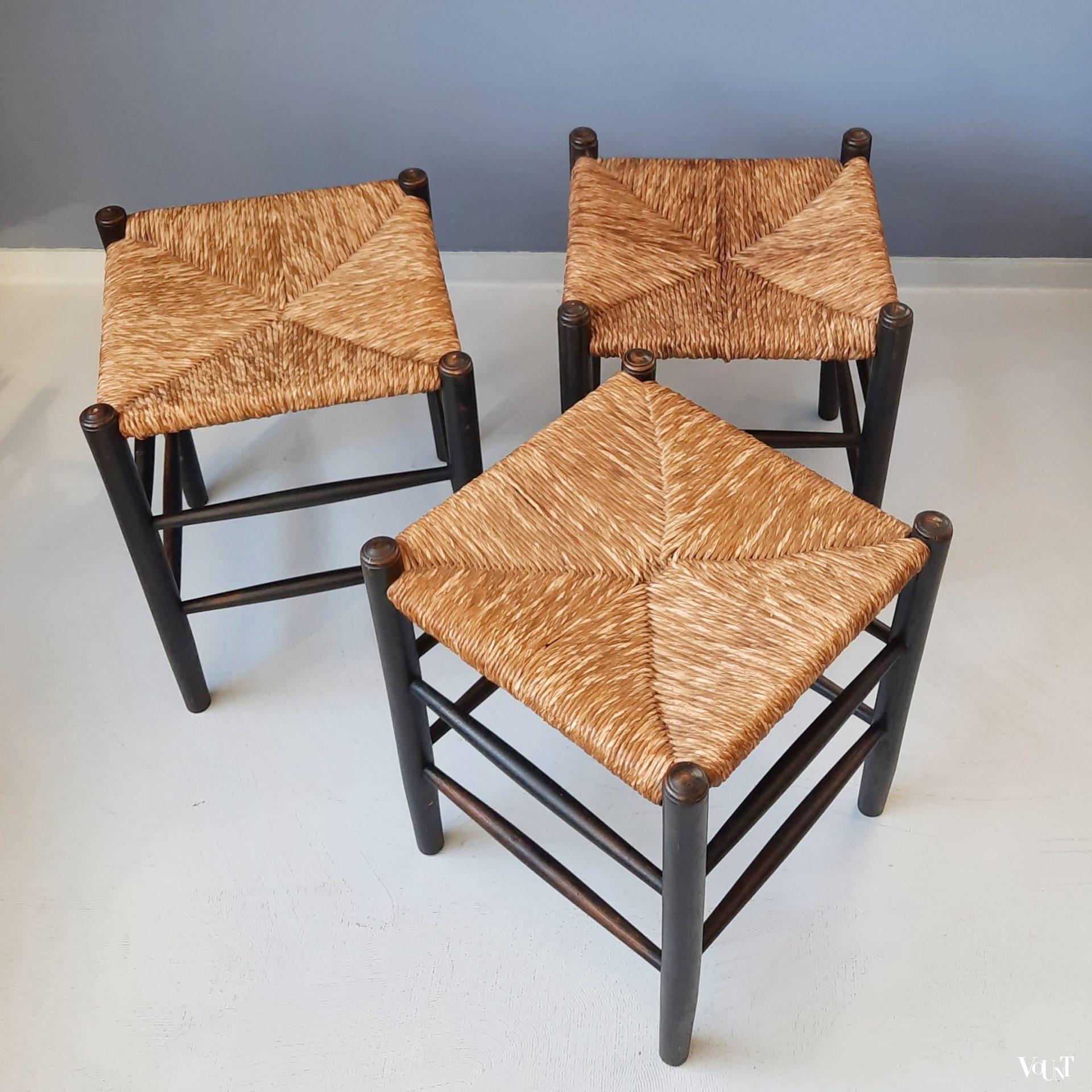 Set van 3 zwarte houten krukken met biezen zitting, jaren '60