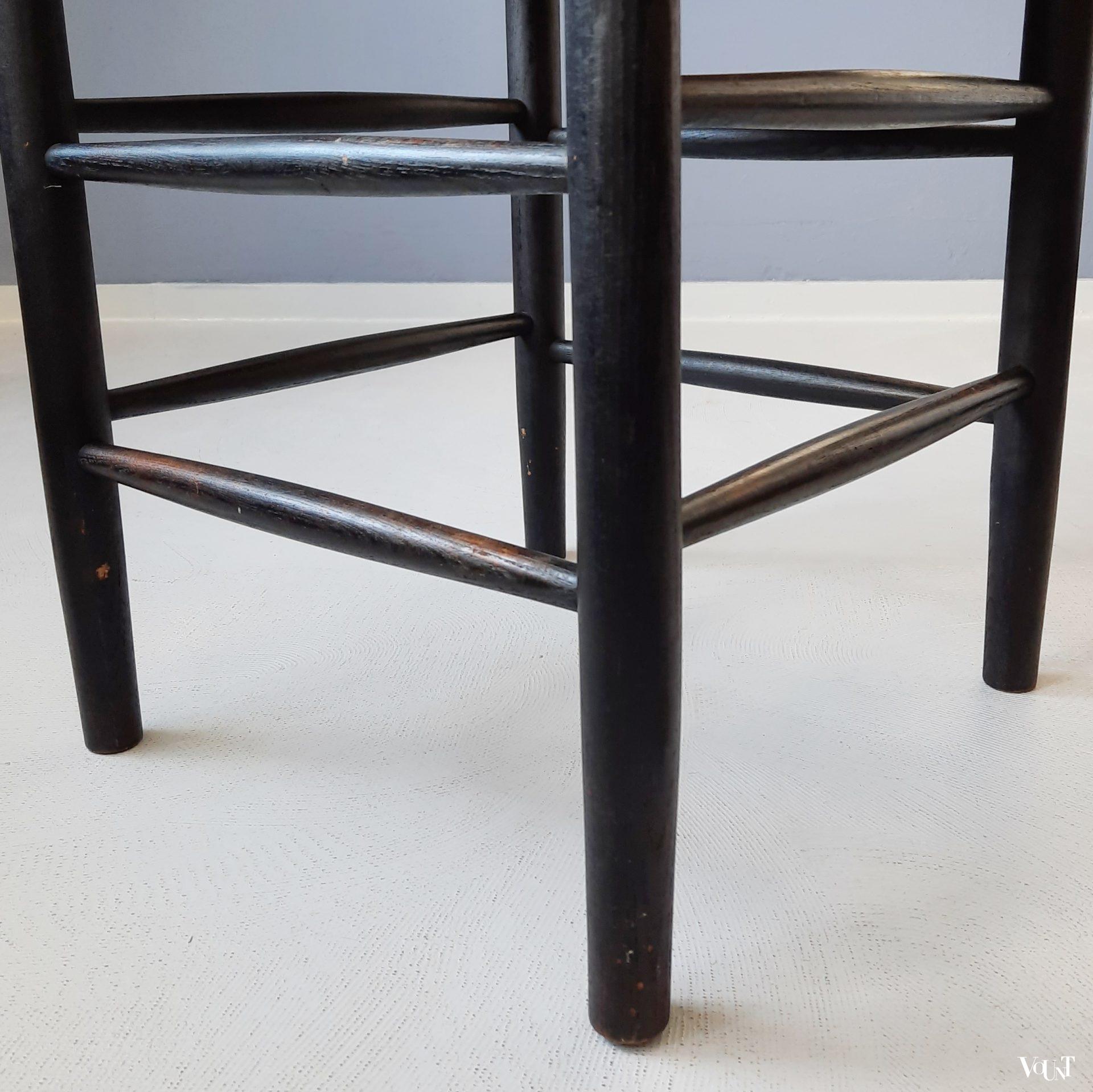 Set van 3 zwarte houten krukken met biezen zitting, jaren '60