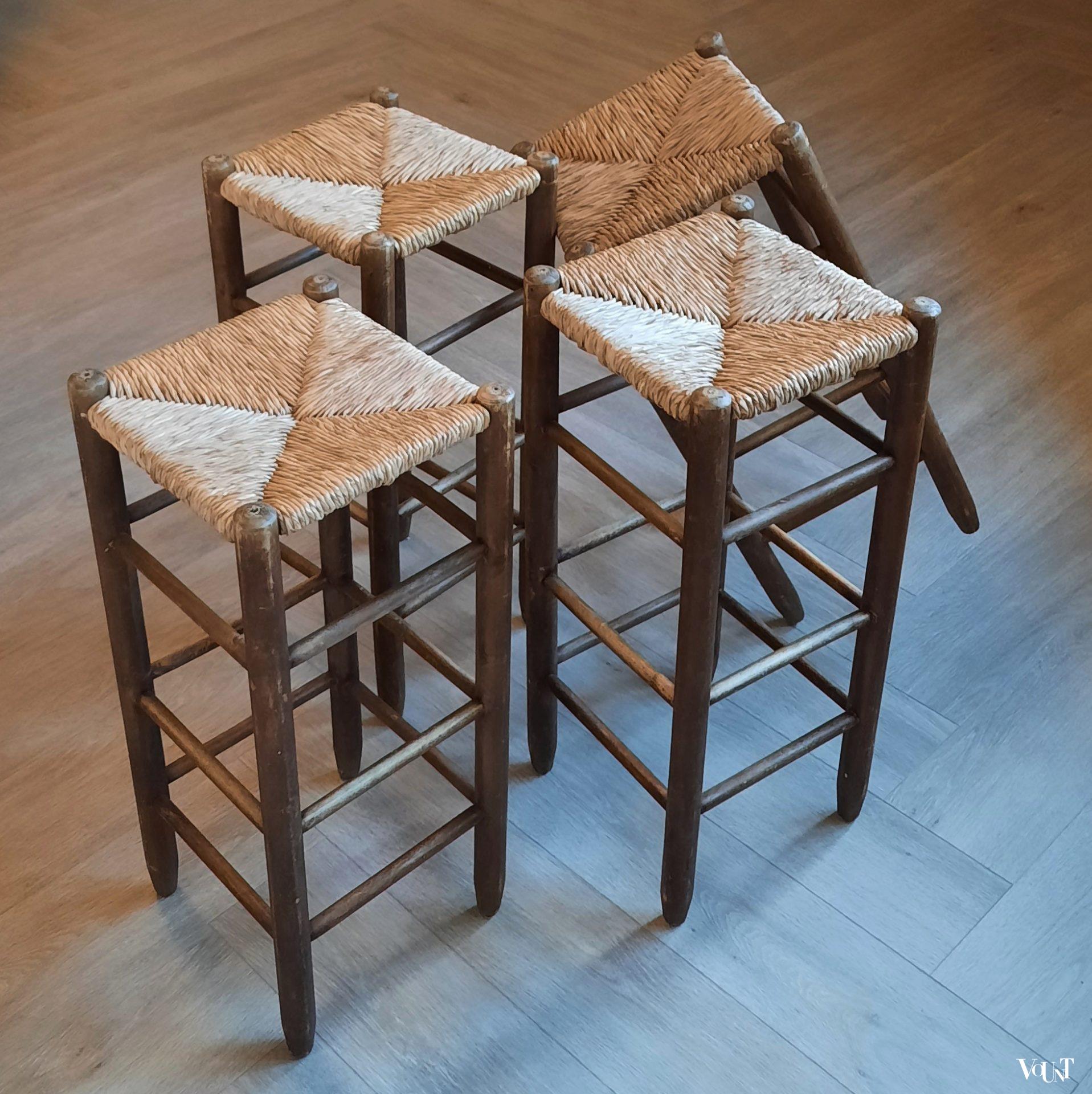 Set van 4 hoge krukken met biezen zitting, jaren '60