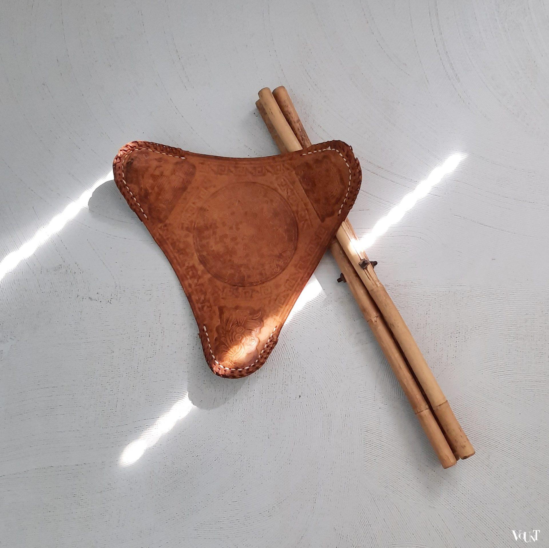 Vintage driepoot vouwkrukje bamboe met leer