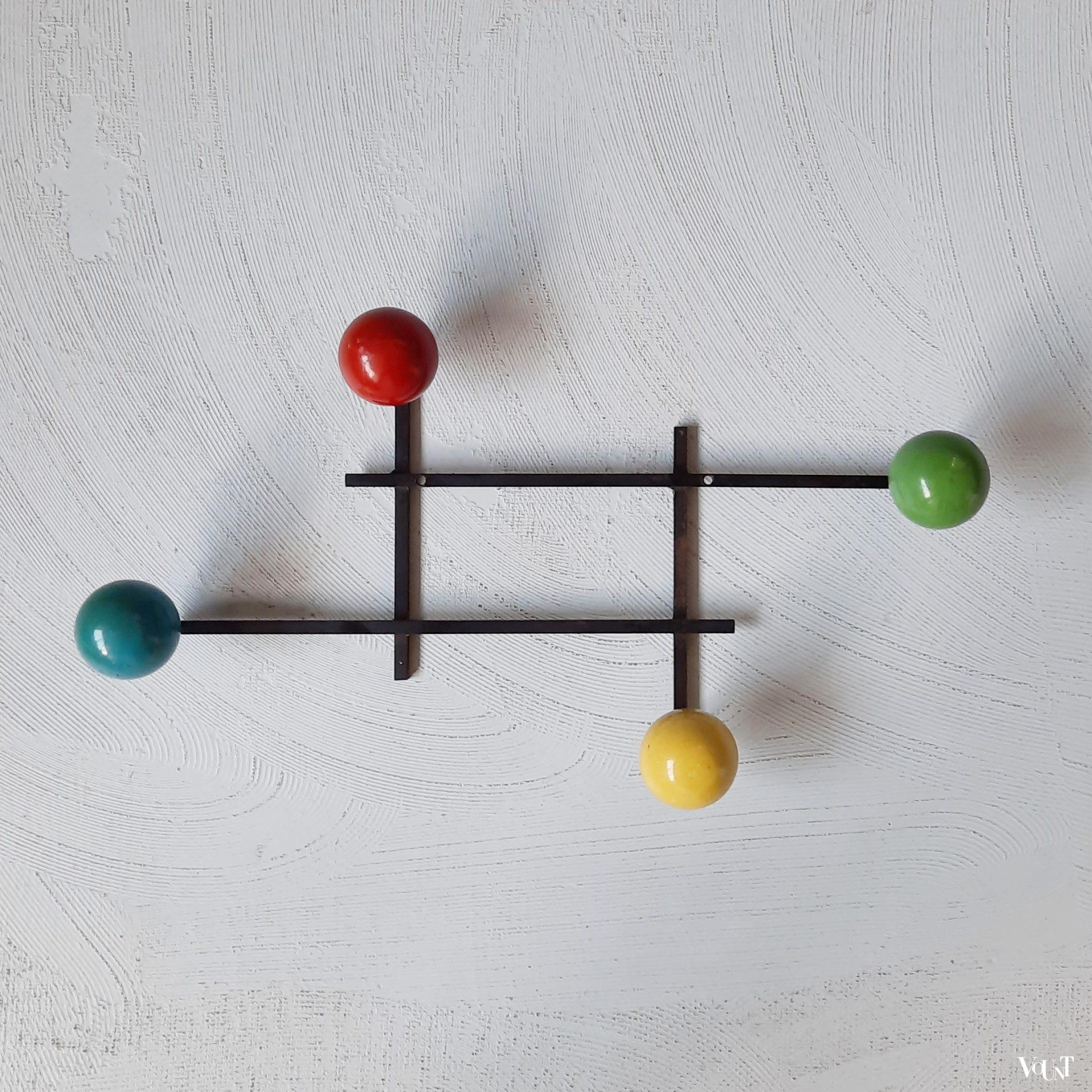 Wandkapstok met gekleurde houten bollen, Frankrijk, jaren '50/'60