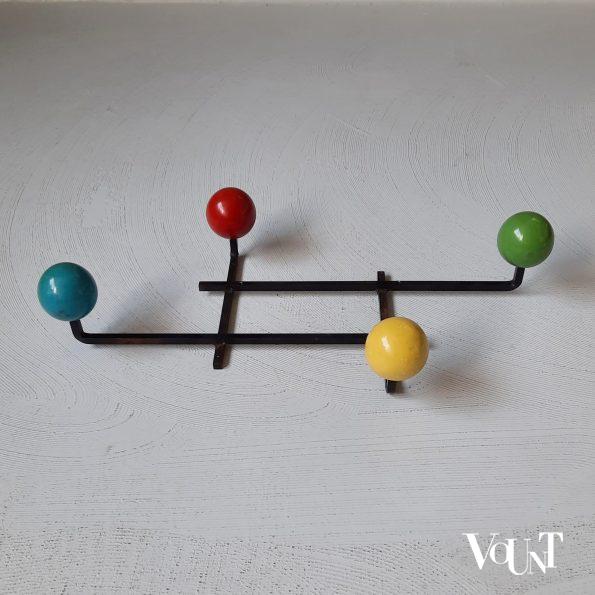 Wandkapstok met gekleurde houten bollen, Frankrijk, jaren '50/'60