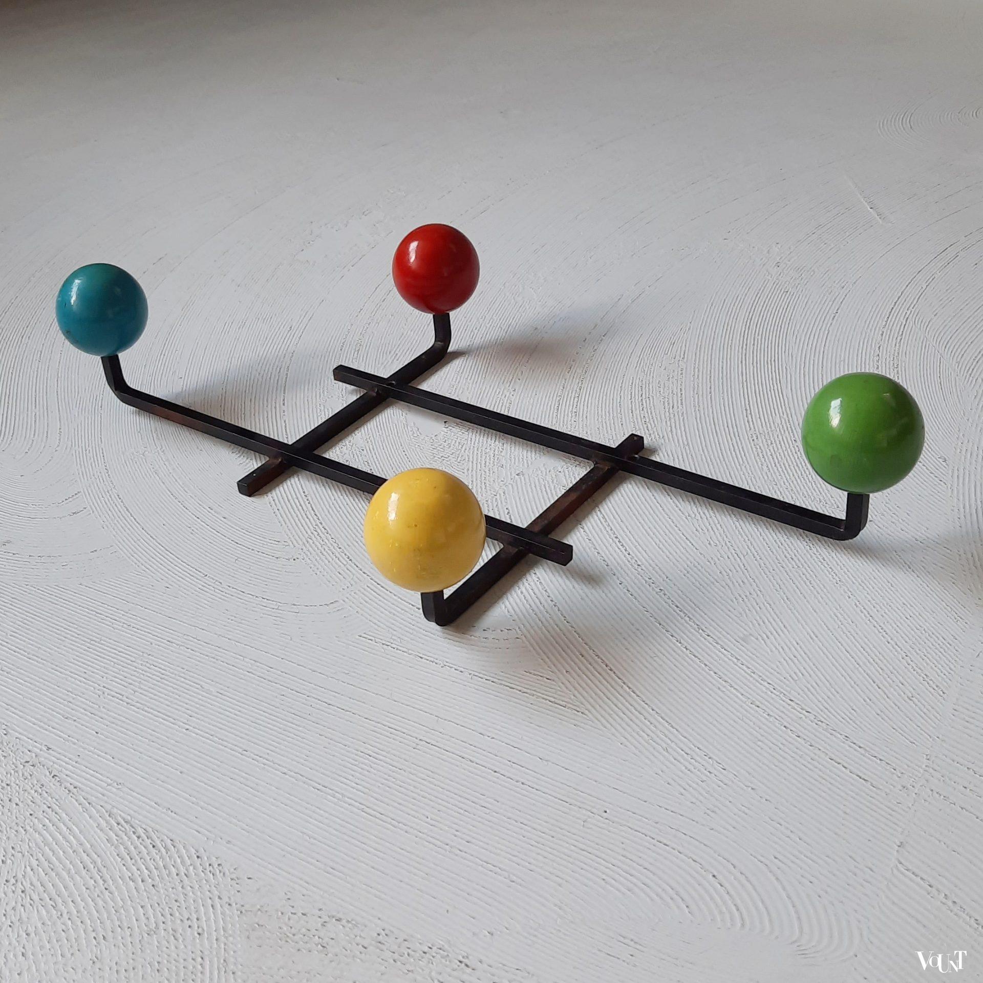 Wandkapstok met gekleurde houten bollen, Frankrijk, jaren '50/'60