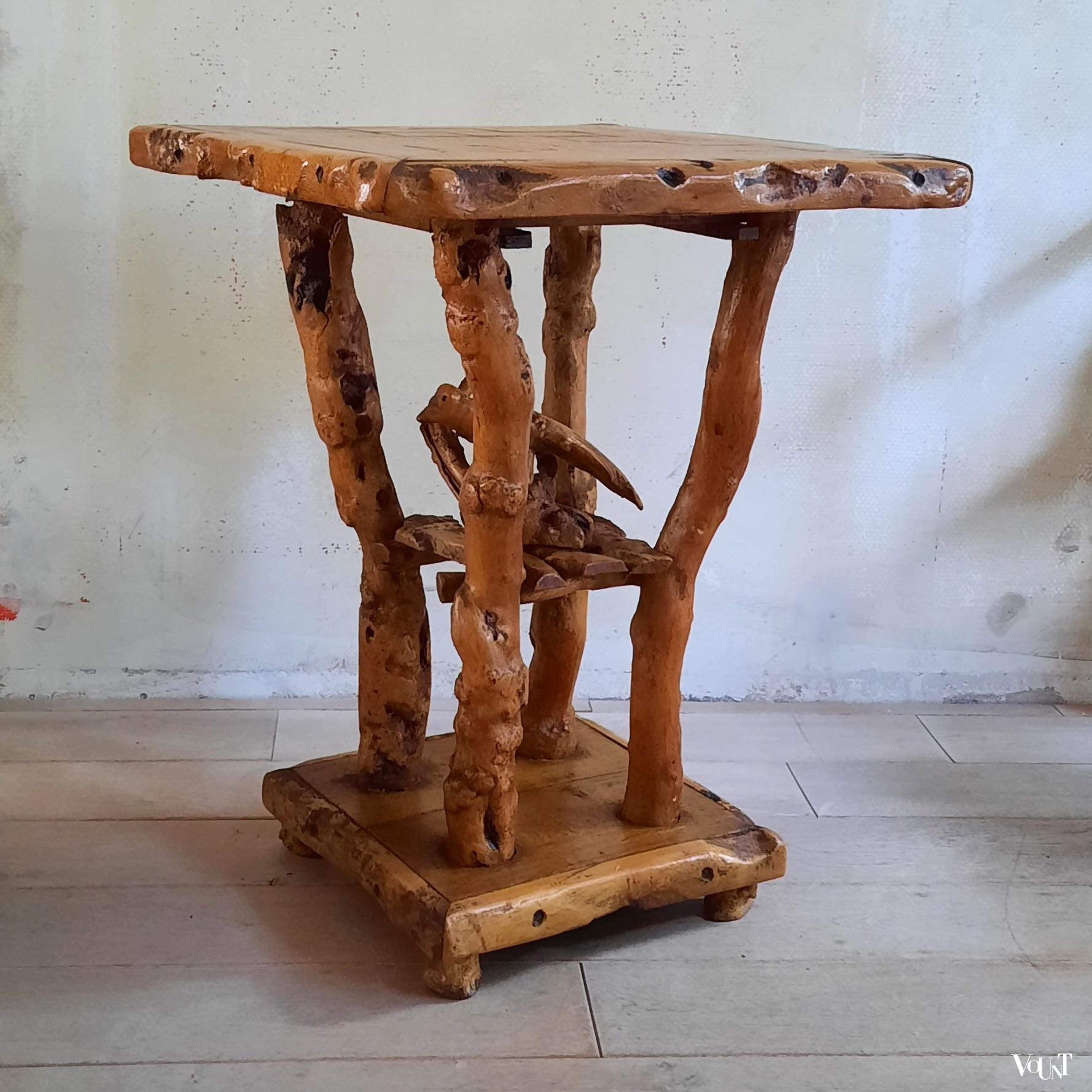 Wortelhouten tafel met duif, Frankrijk, rond 1920