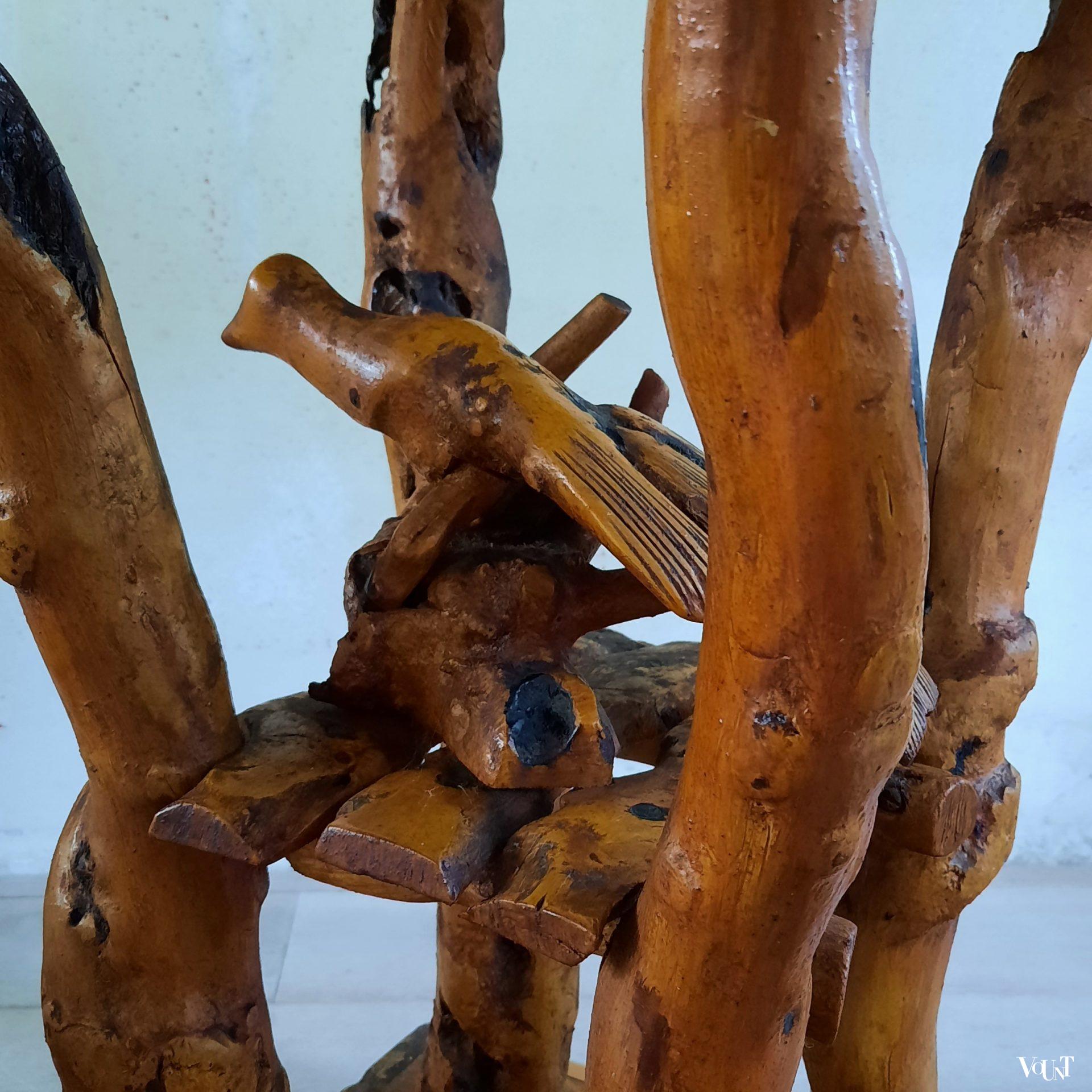 Wortelhouten tafel met duif, Frankrijk, rond 1920