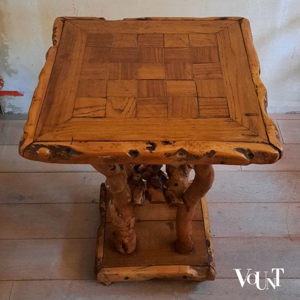 Wortelhouten tafel met duif, Frankrijk, rond 1920
