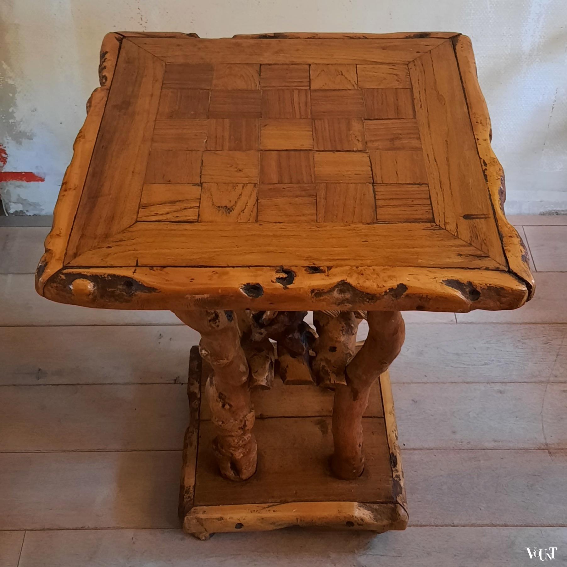 Wortelhouten tafel met duif, Frankrijk, rond 1920