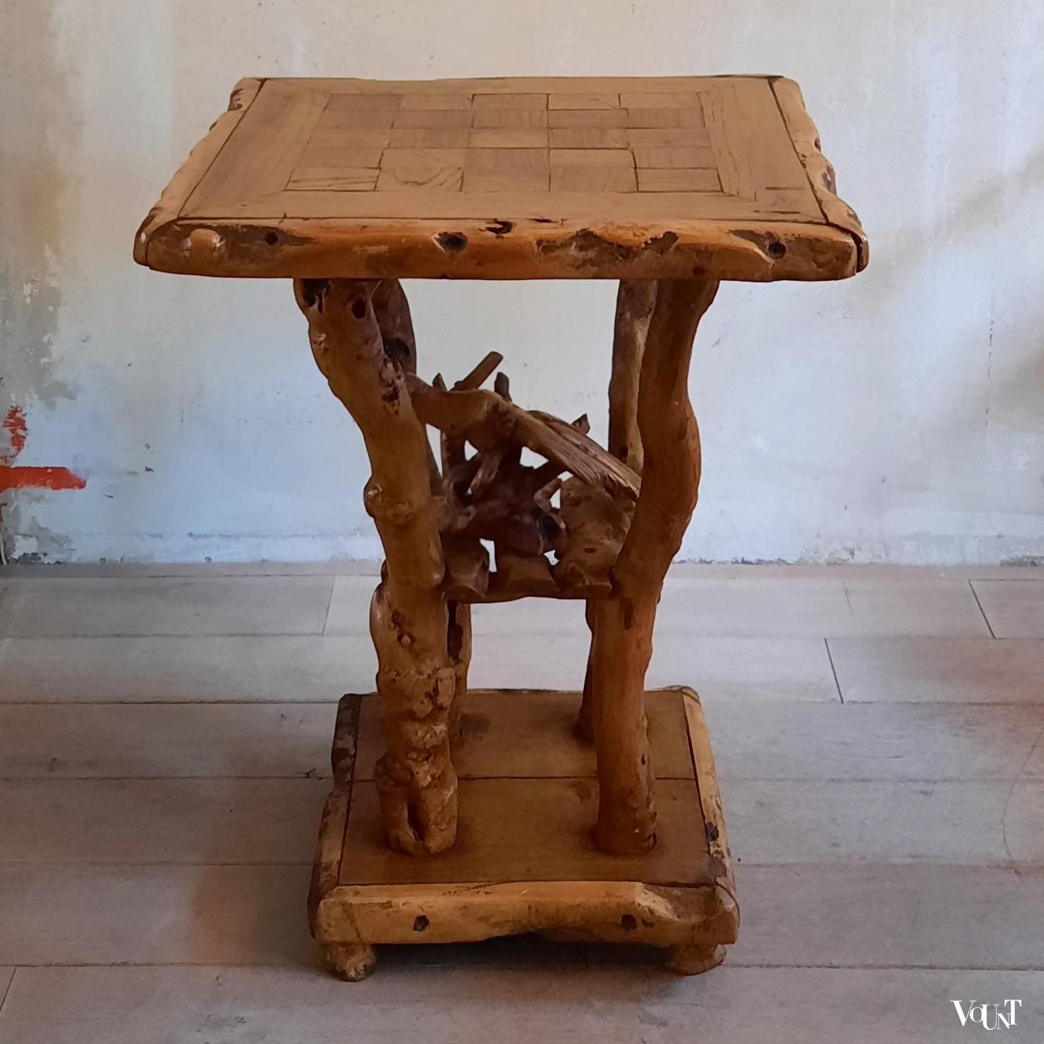 Wortelhouten tafel met duif, Frankrijk, rond 1920