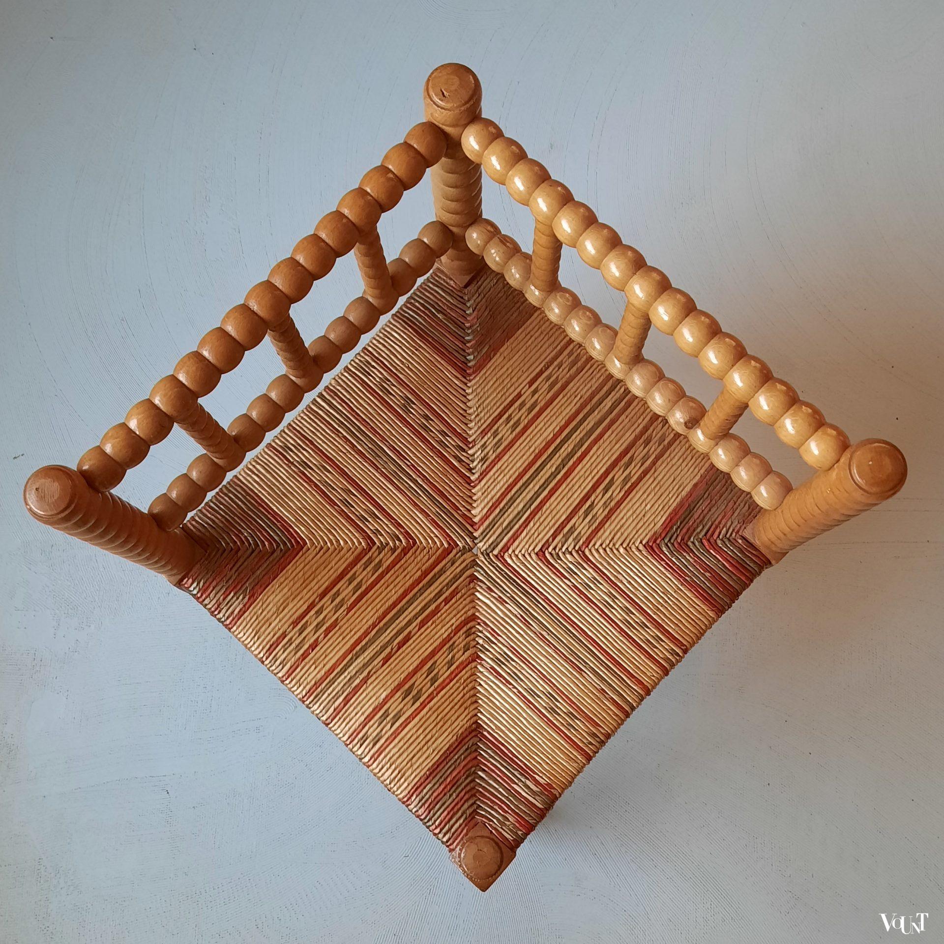 Frans "bobbin" hoekstoeltje met gekleurde biezen zitting, jaren '60