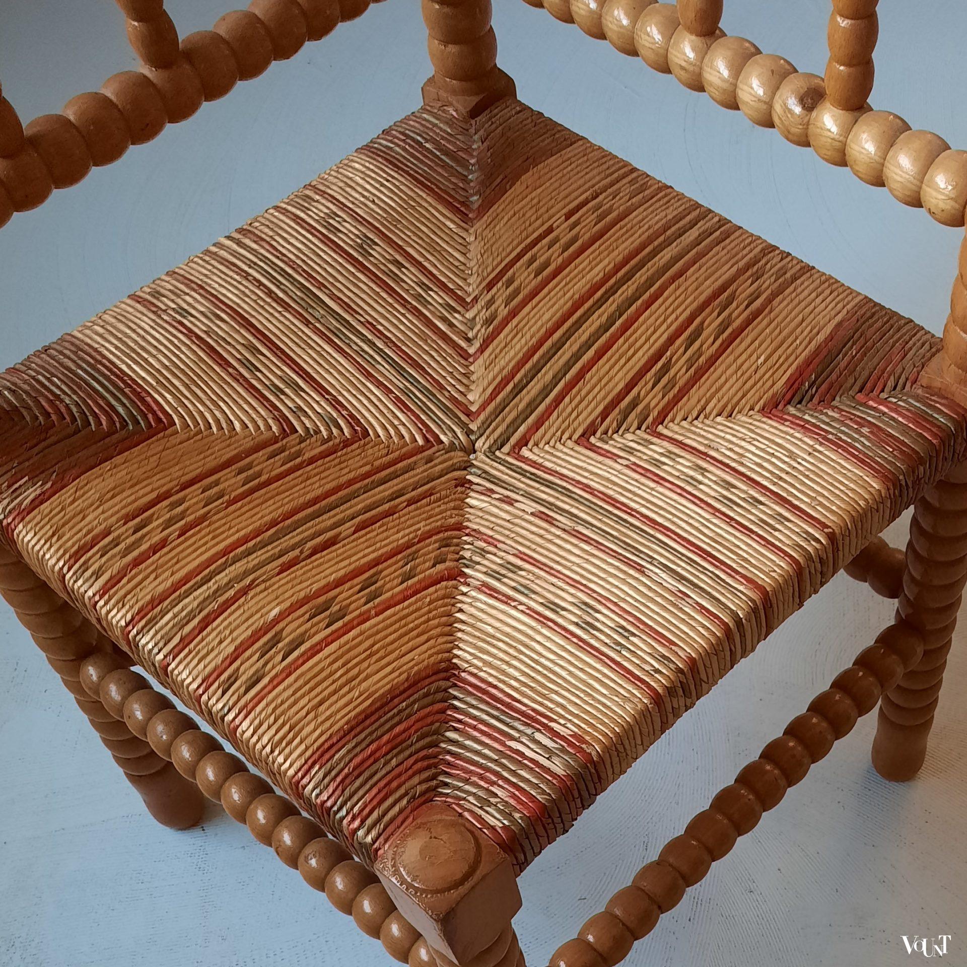 Frans "bobbin" hoekstoeltje met gekleurde biezen zitting, jaren '60