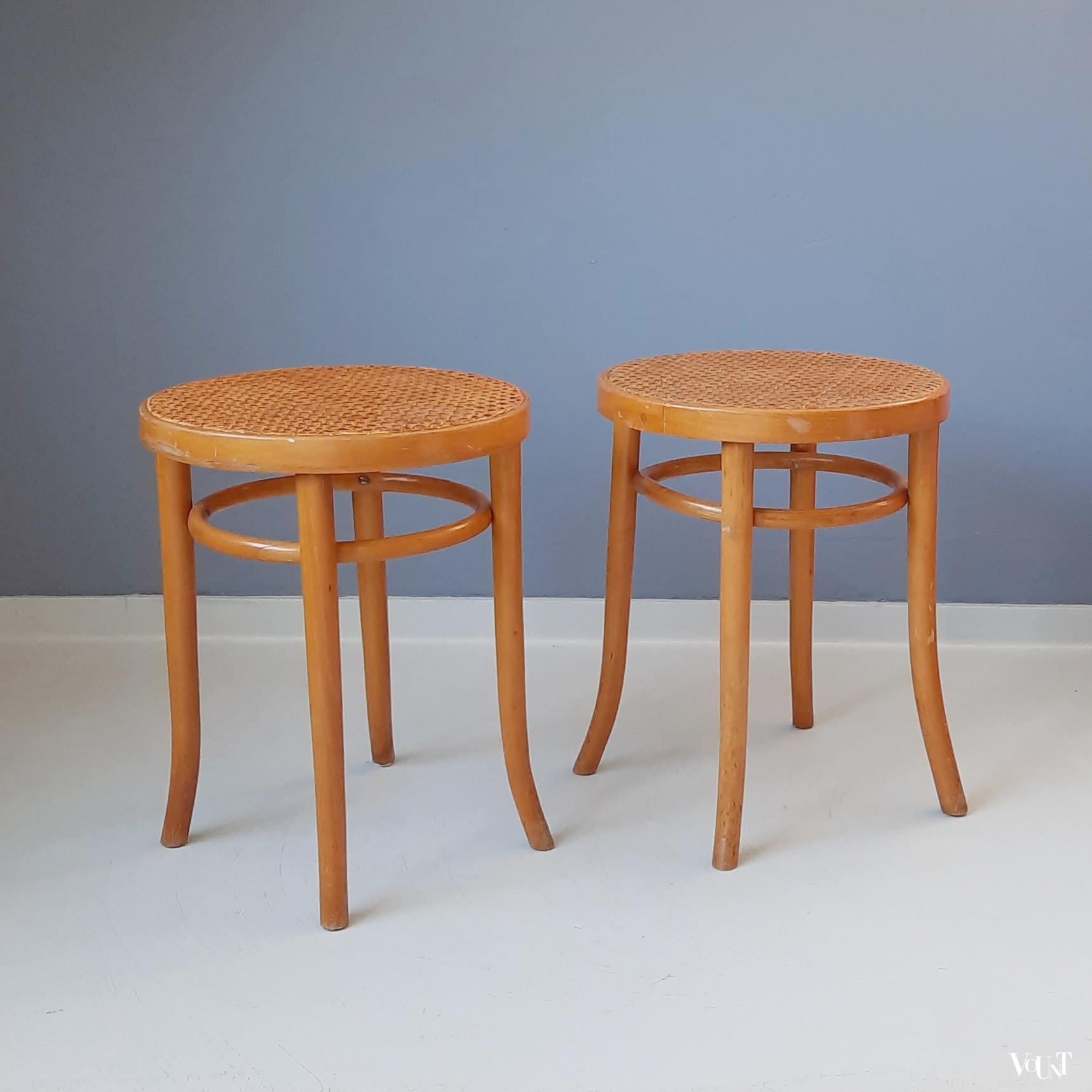 Set van 2 beukenhouten bentwood krukken met rotan zitting, Ligna, jaren '70