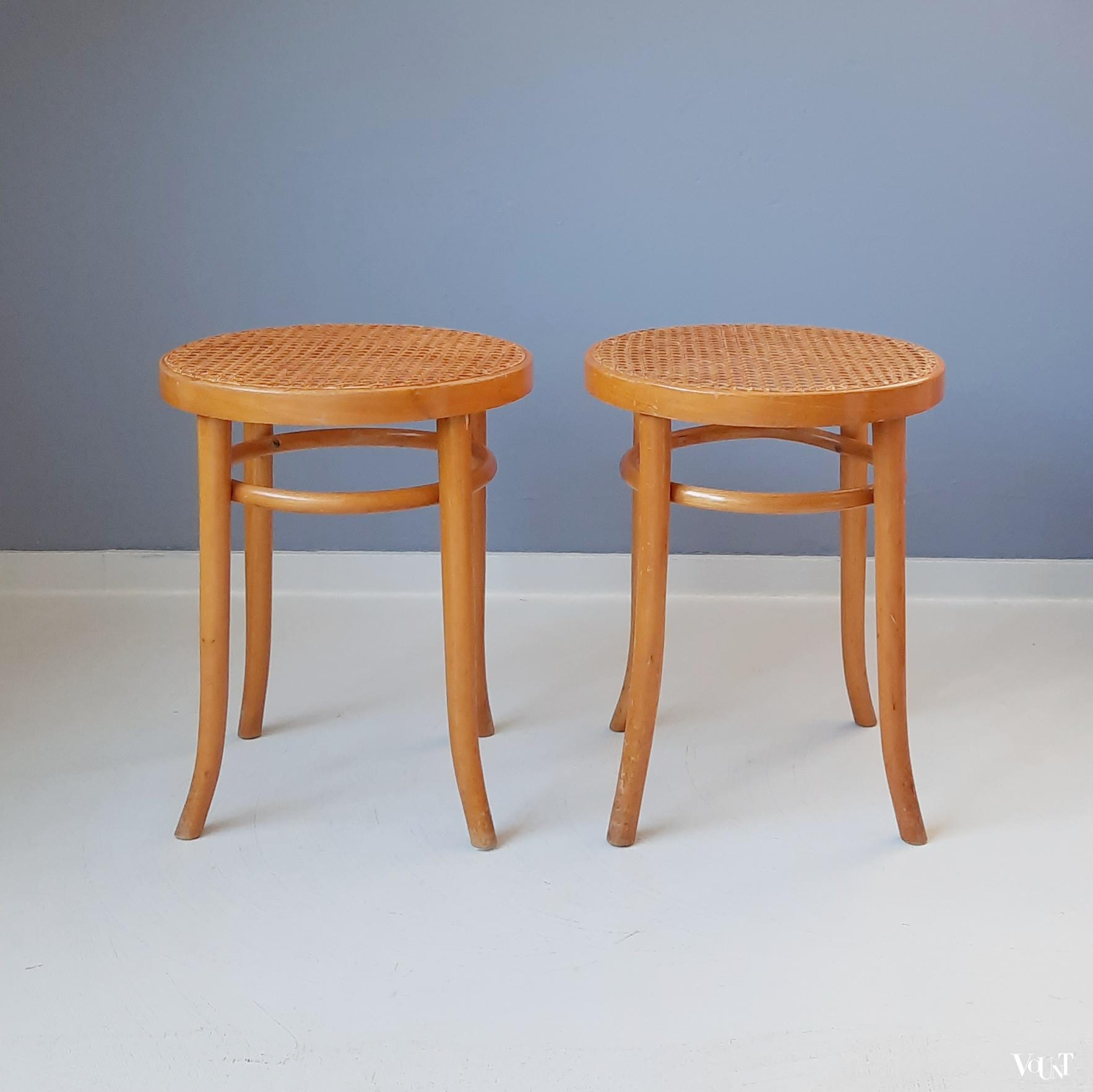 Set van 2 beukenhouten bentwood krukken met rotan zitting, Ligna, jaren '70