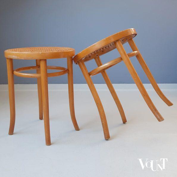 Set van 2 beukenhouten bentwood krukken met rotan zitting, Ligna, jaren '70