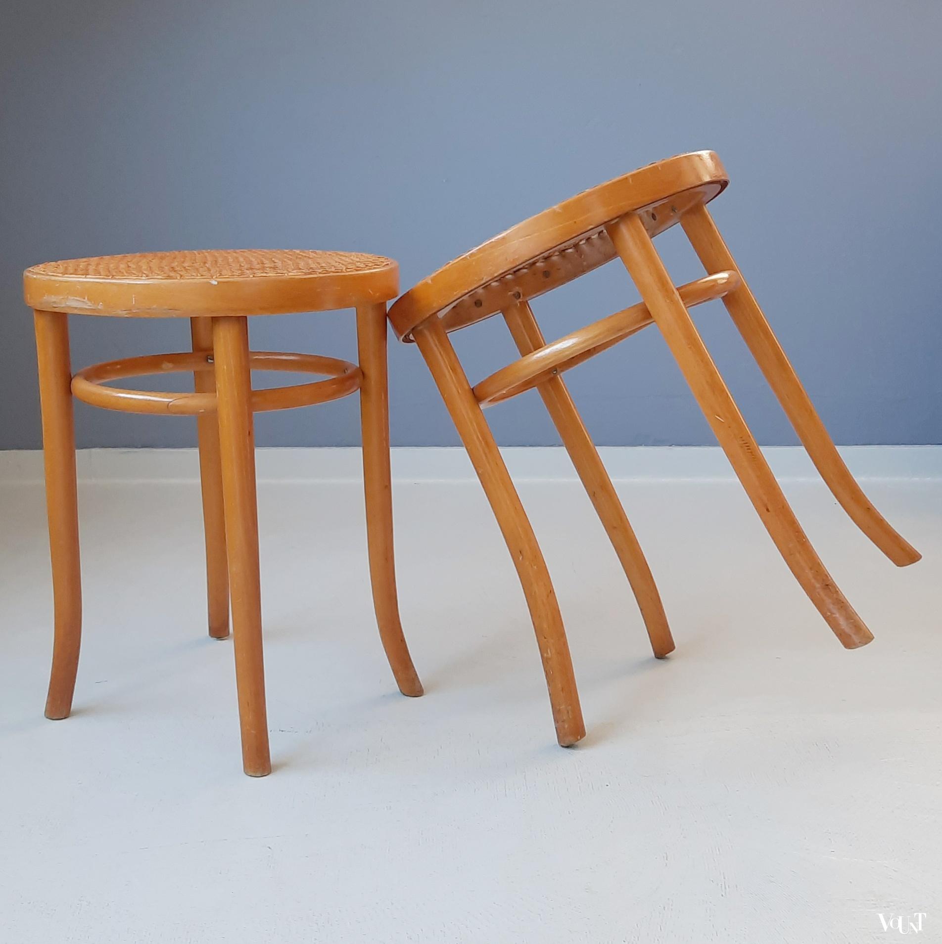 Set van 2 beukenhouten bentwood krukken met rotan zitting, Ligna, jaren '70