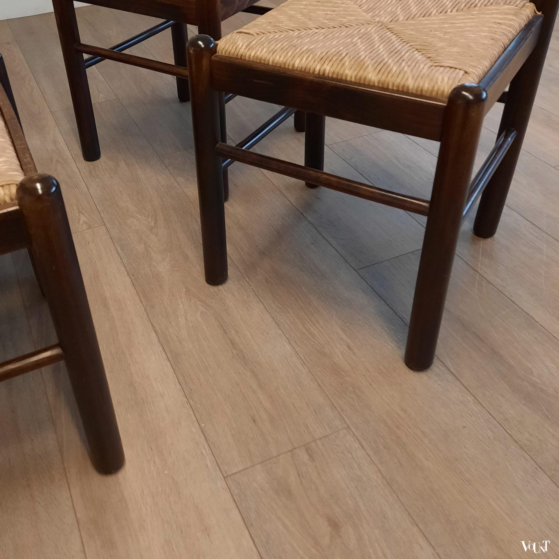 Set van 4 donkerbruine houten stoelen met biezen zitting, jaren '70