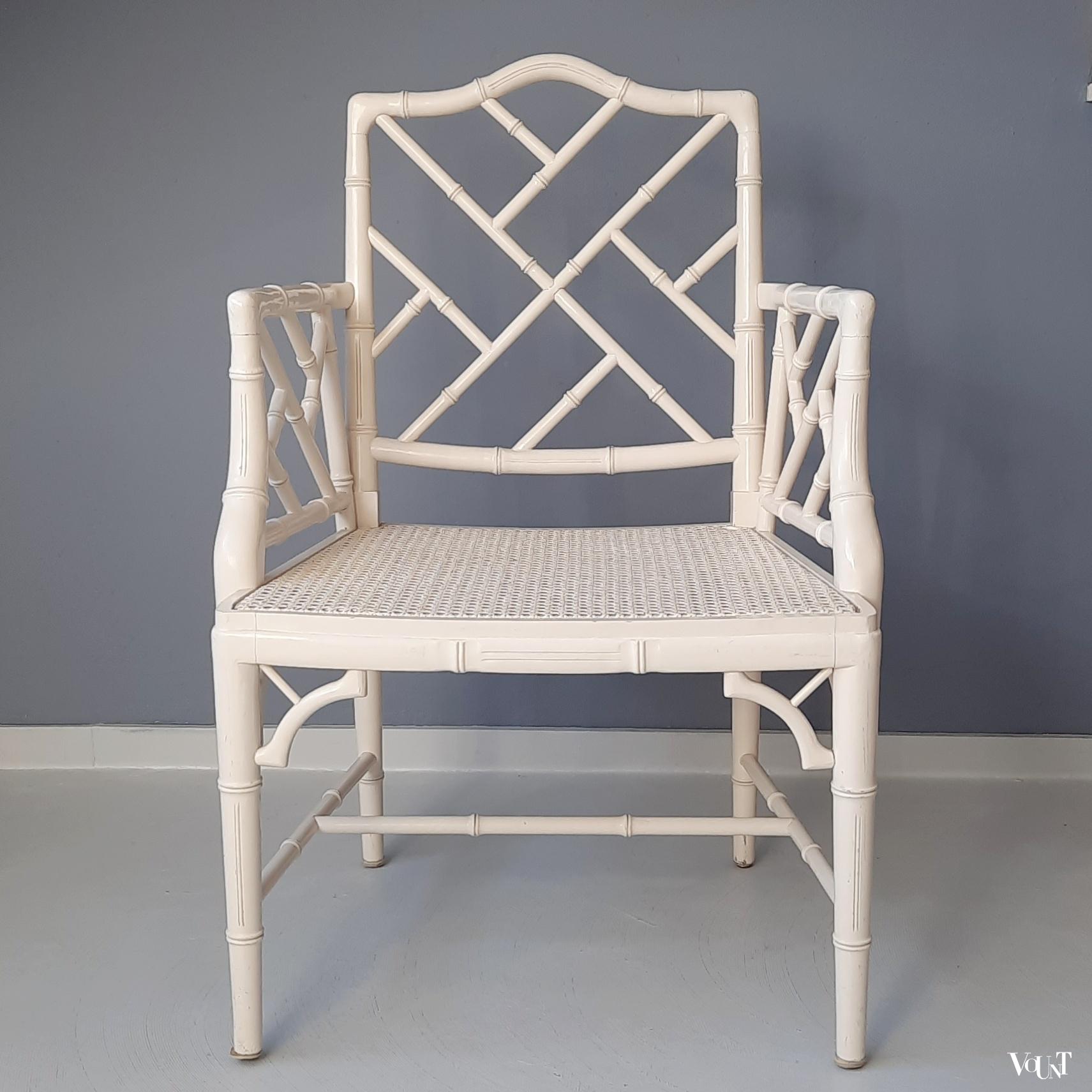 Witte faux bamboo Chippendale stoel met armleuningen, jaren '80