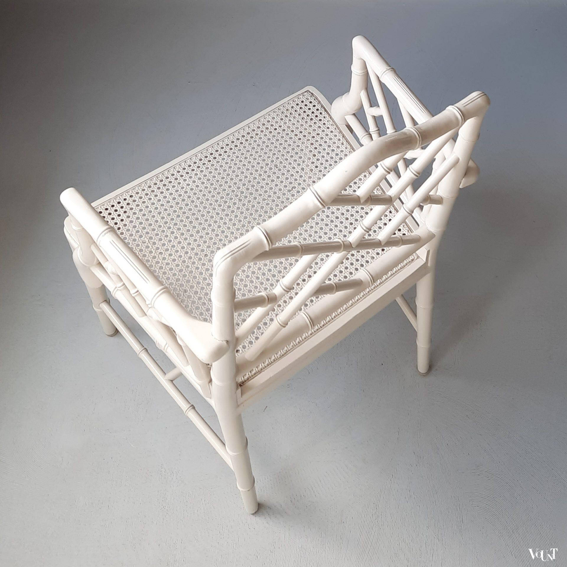 Witte faux bamboo Chippendale stoel met armleuningen, jaren '80