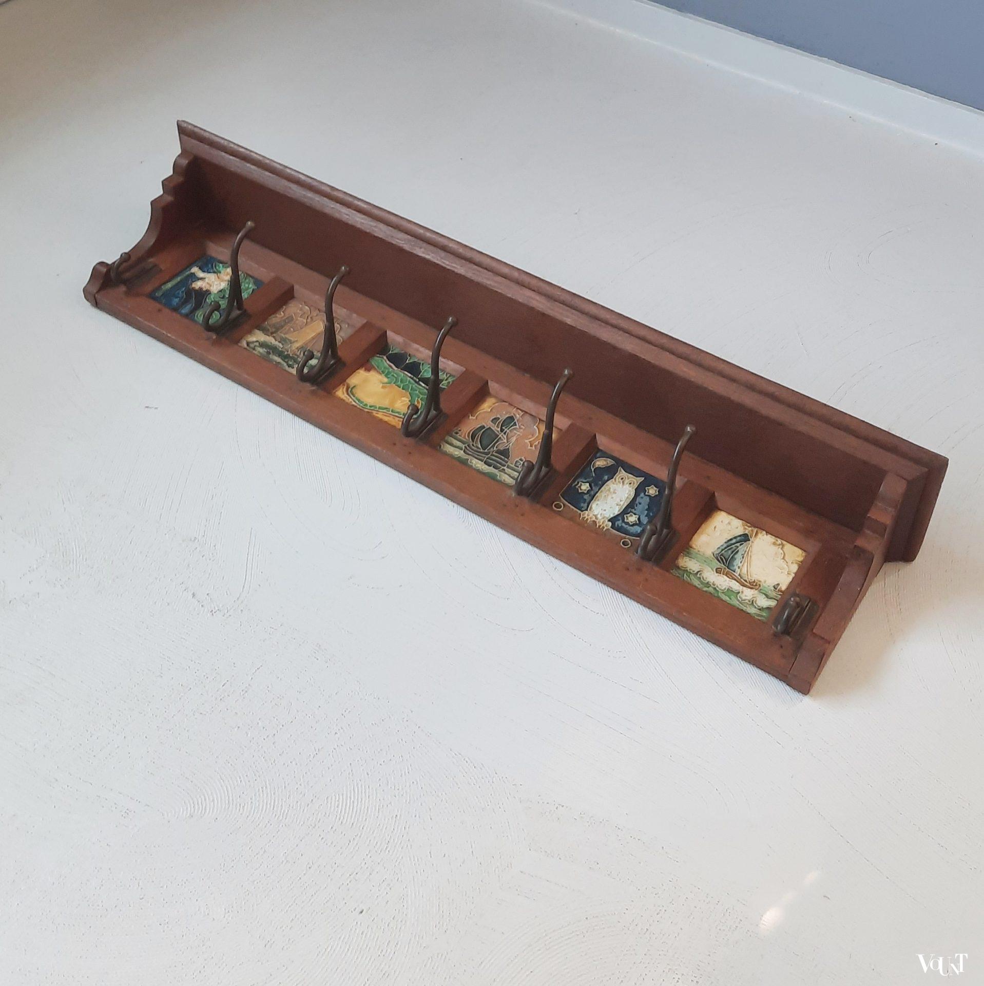 Art nouveau houten wandkapstok met cloisonné tegels Bodart, ca. jaren '20