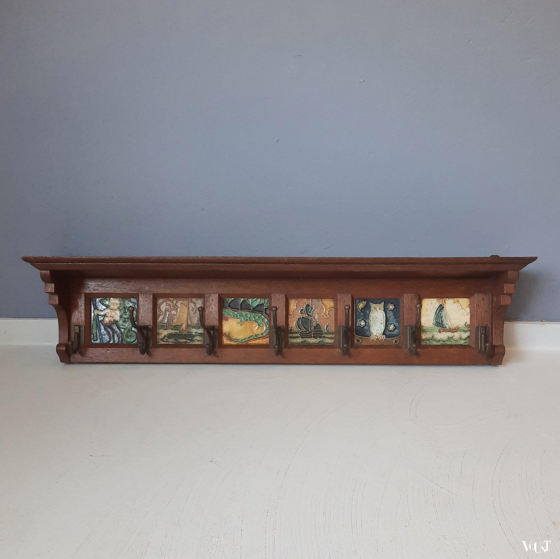 Art nouveau houten wandkapstok met cloisonné tegels Bodart, ca. jaren '20