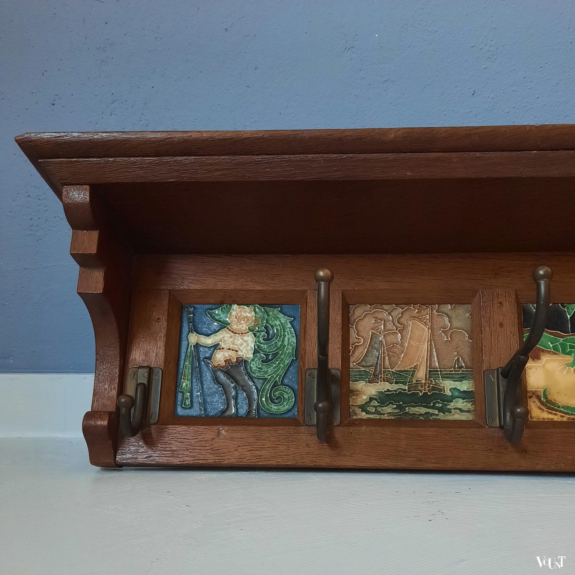 Art nouveau houten wandkapstok met cloisonné tegels Bodart, ca. jaren '20