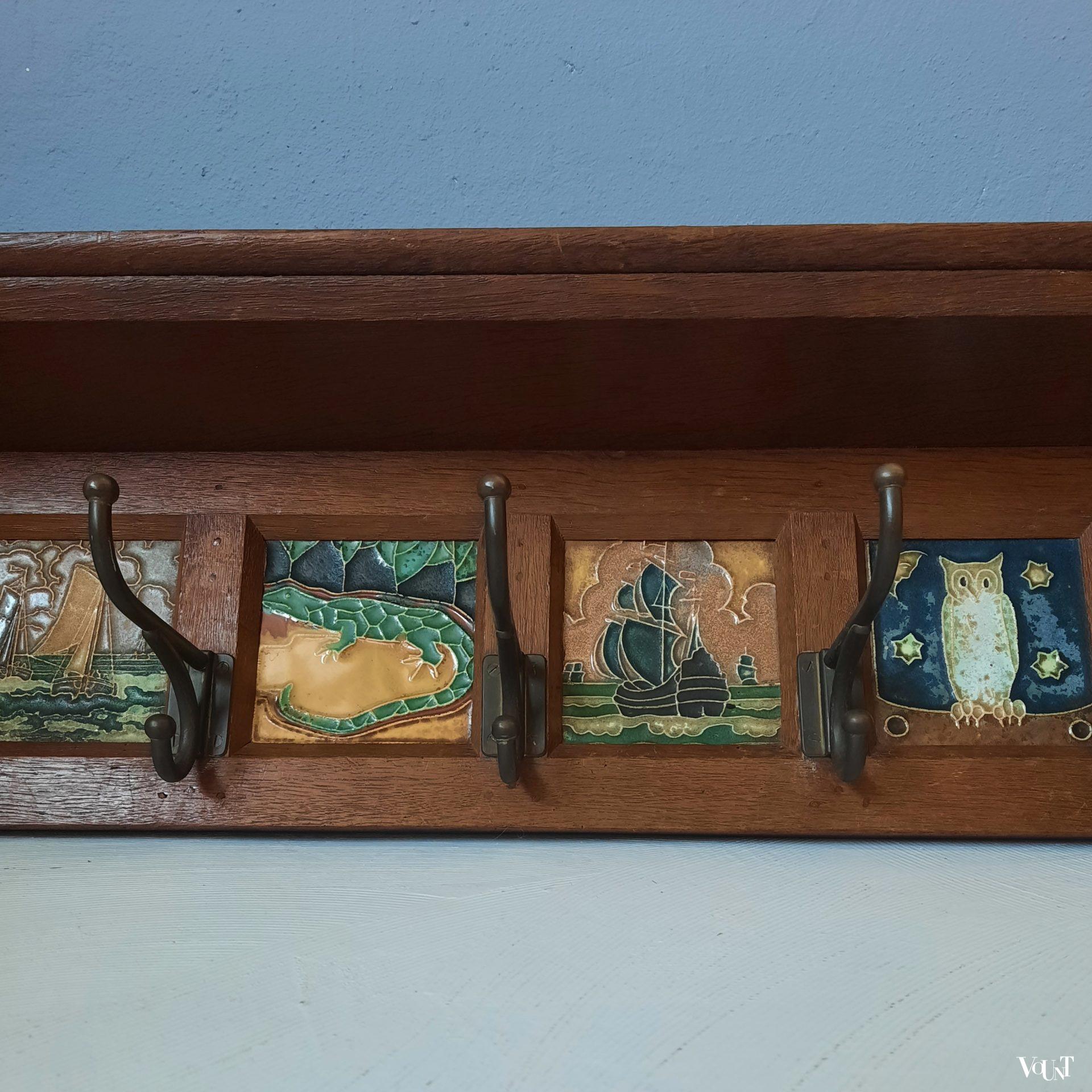 Art nouveau houten wandkapstok met cloisonné tegels Bodart, ca. jaren '20